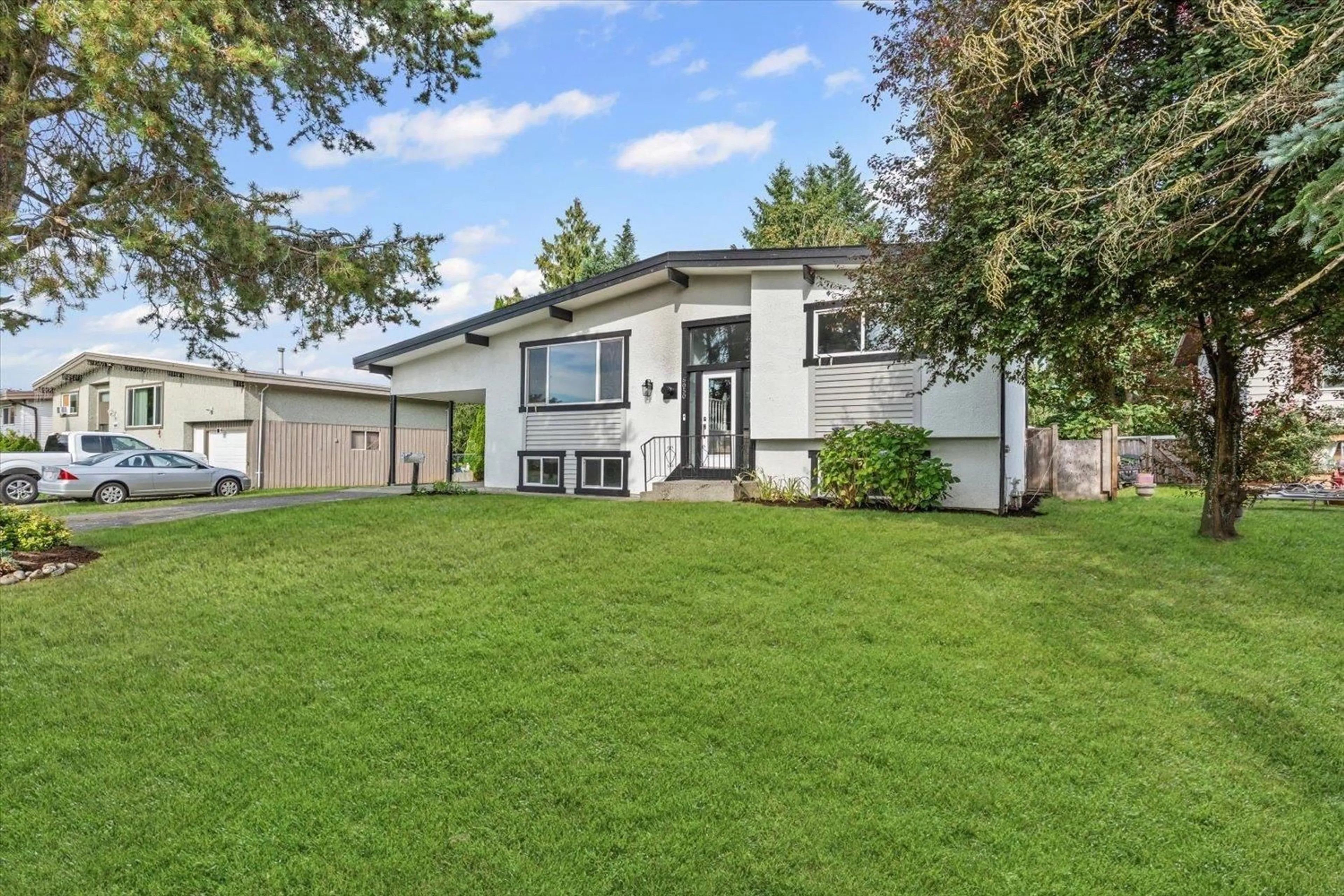 Home with vinyl exterior material, street for 6050 GLENMORE DRIVE, Chilliwack British Columbia V2R2H5