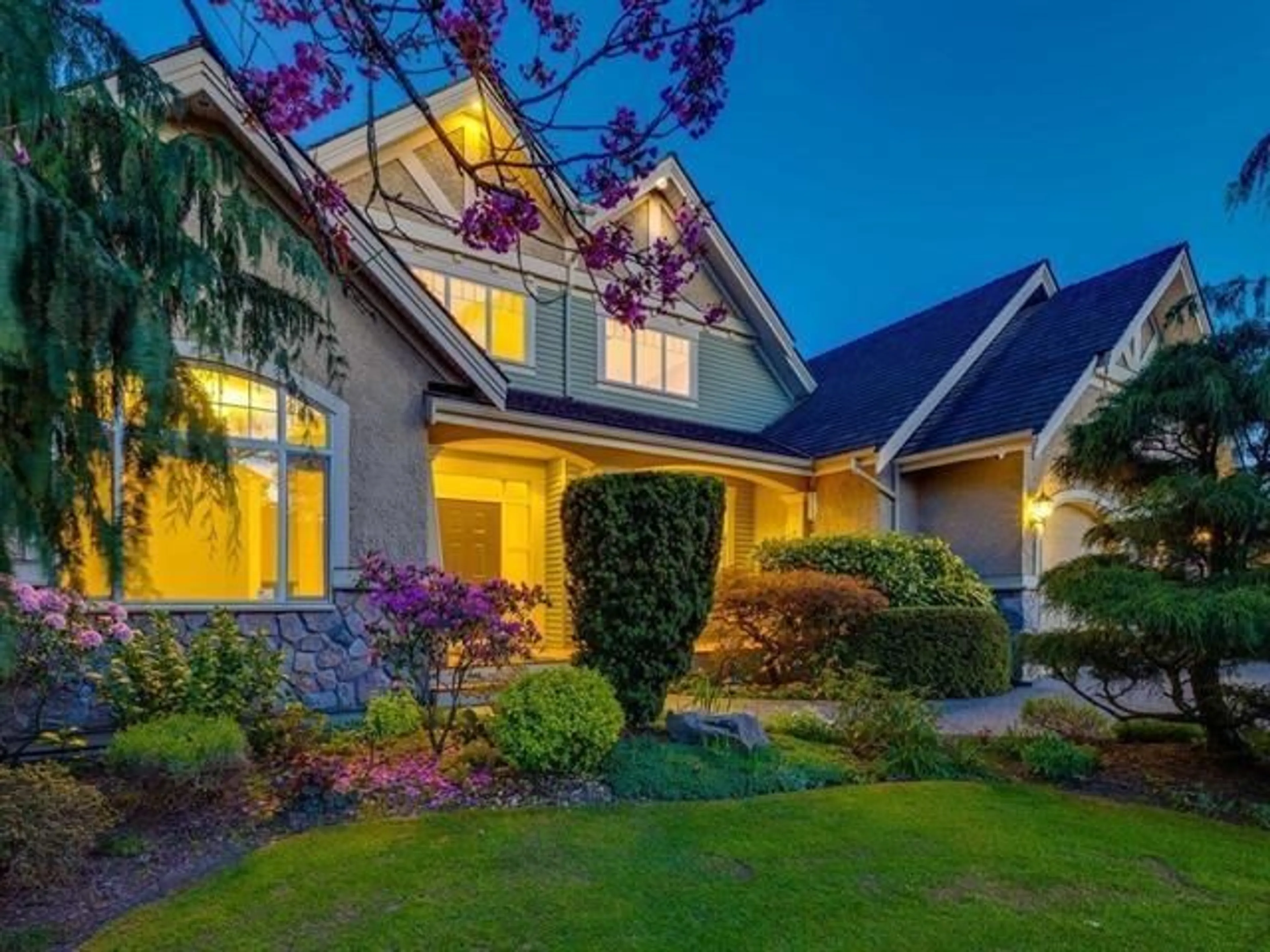 Home with vinyl exterior material, street for 15736 38A, Surrey British Columbia V3Z0K8