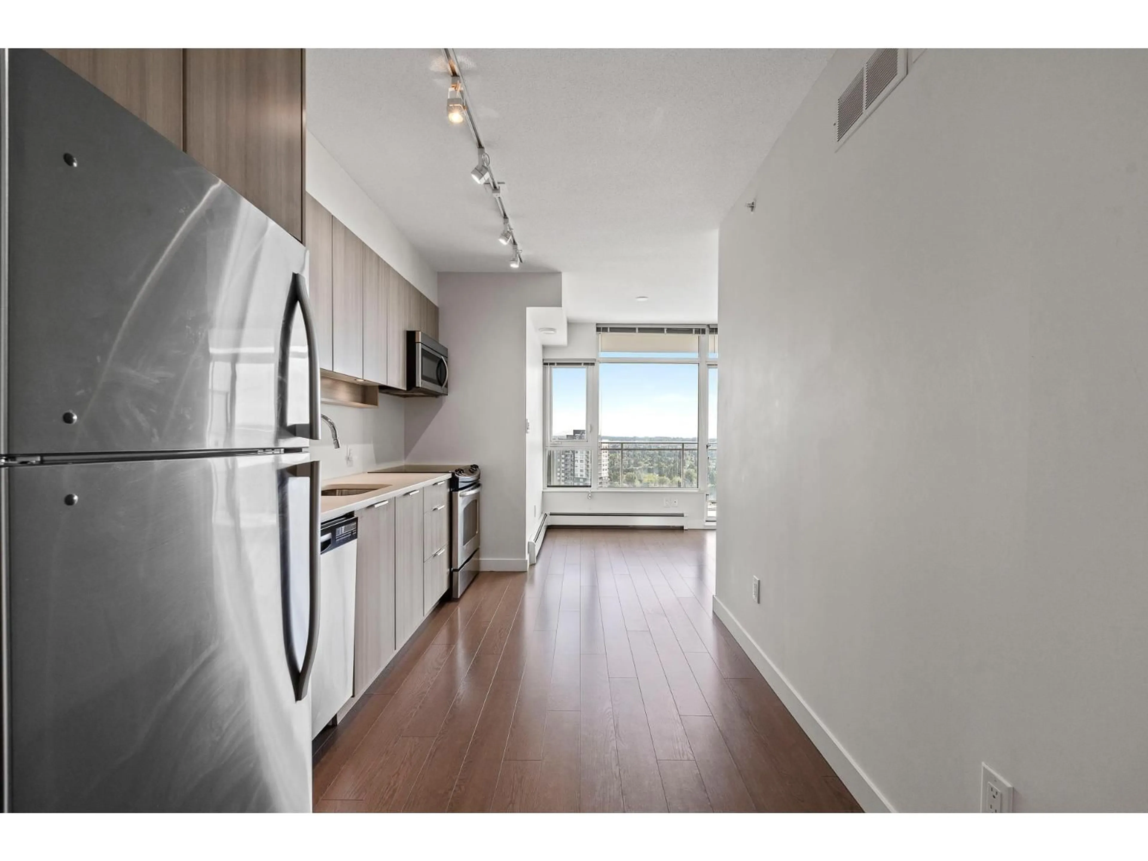 Standard kitchen, wood/laminate floor for 2908 - 13308 CENTRAL, Surrey British Columbia V3T0M4
