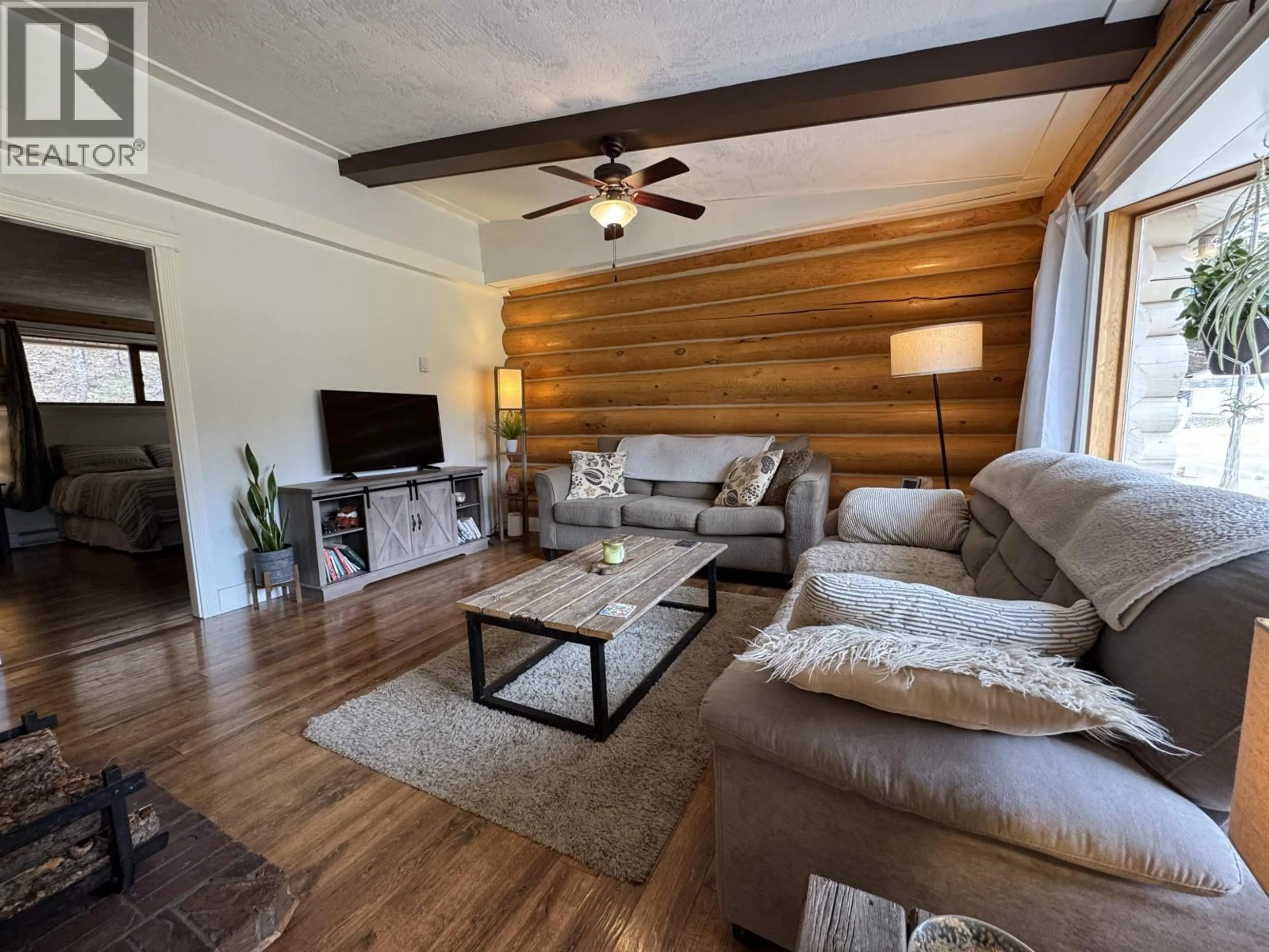 Living room with furniture, wood/laminate floor for 905 CENTAUR DRIVE, Williams Lake British Columbia V2G4G1
