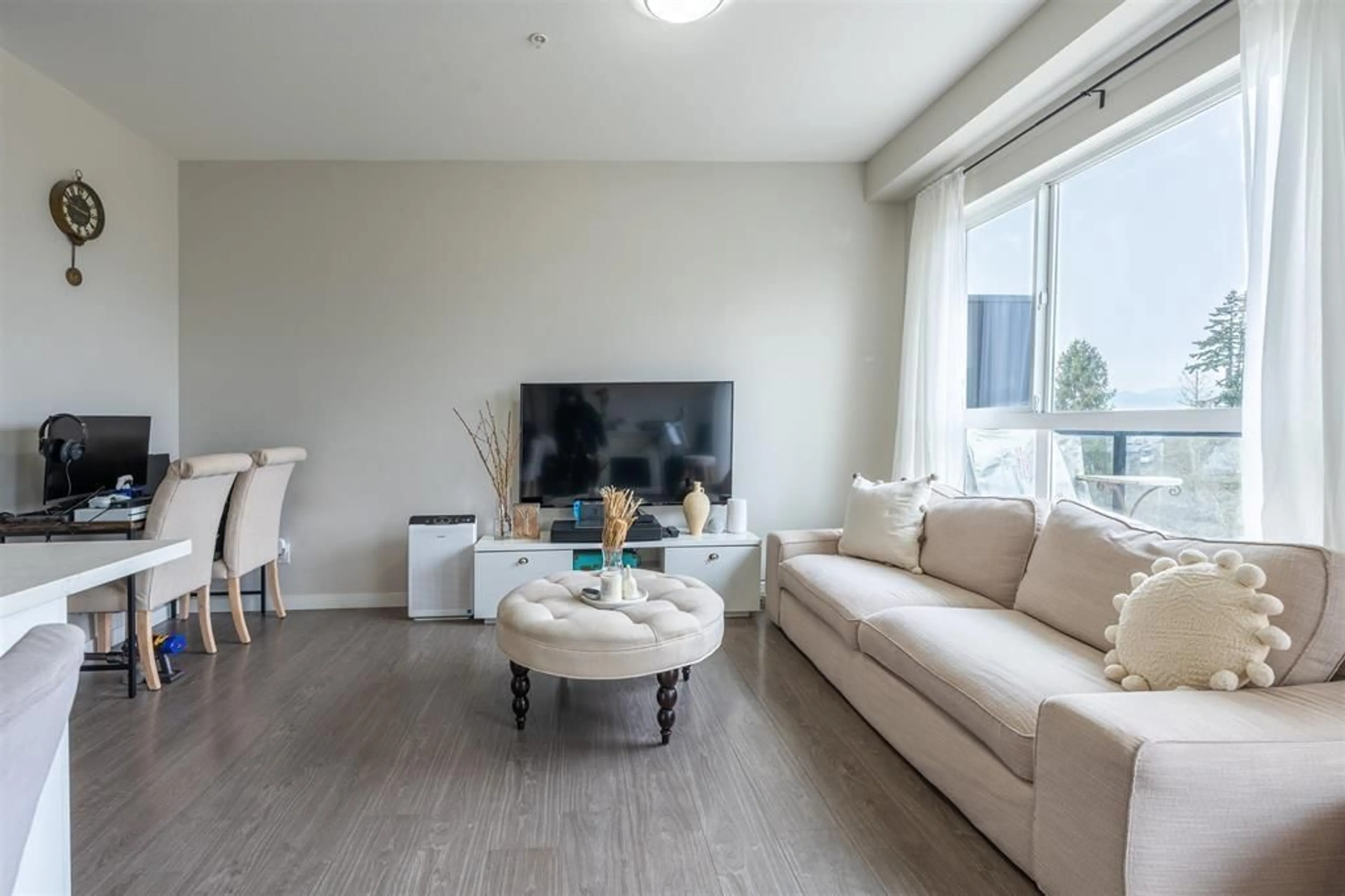 Living room with furniture, wood/laminate floor for 528 - 13768 108, Surrey British Columbia V3T0L9
