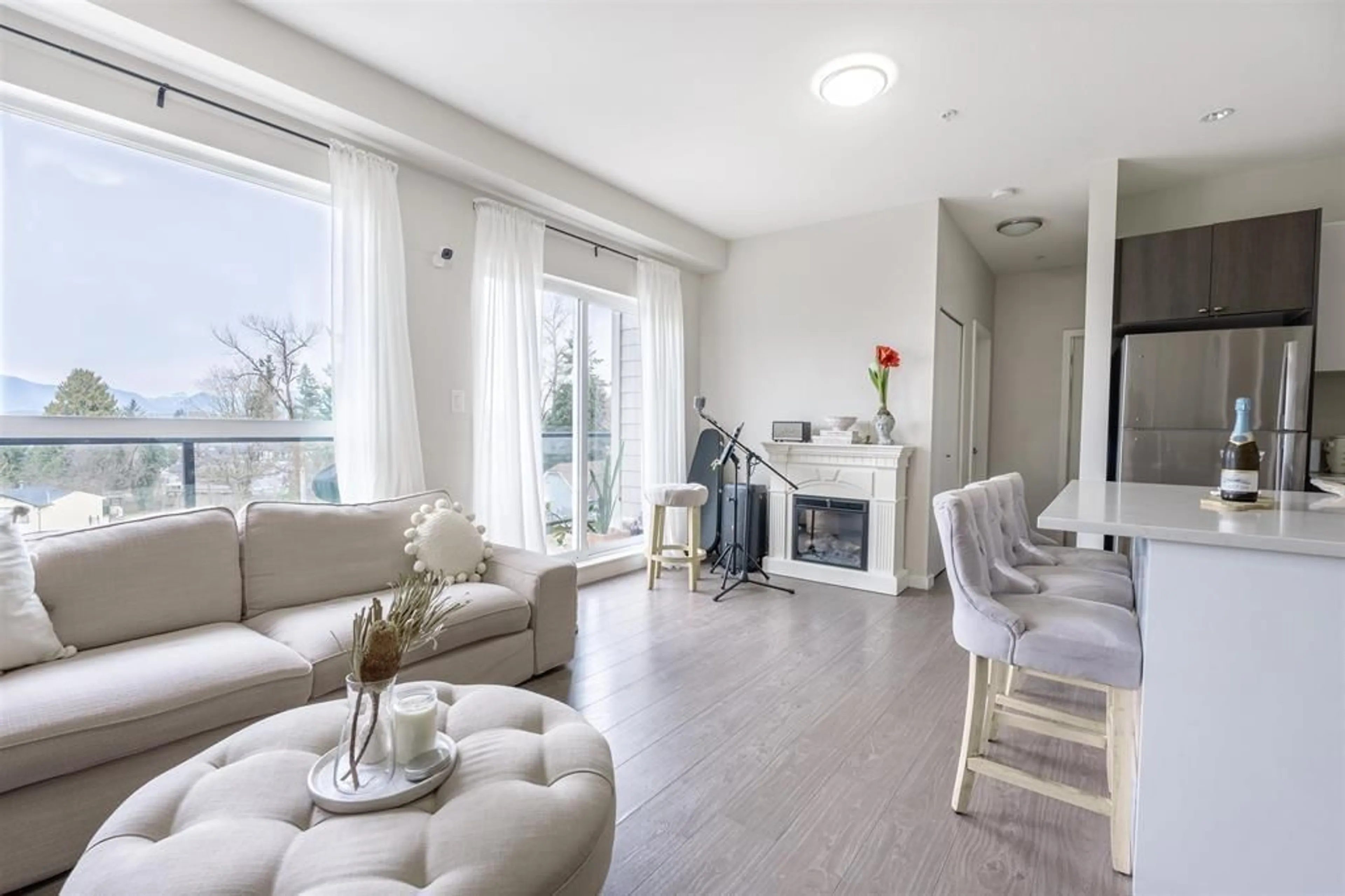 Living room with furniture, wood/laminate floor for 528 - 13768 108, Surrey British Columbia V3T0L9
