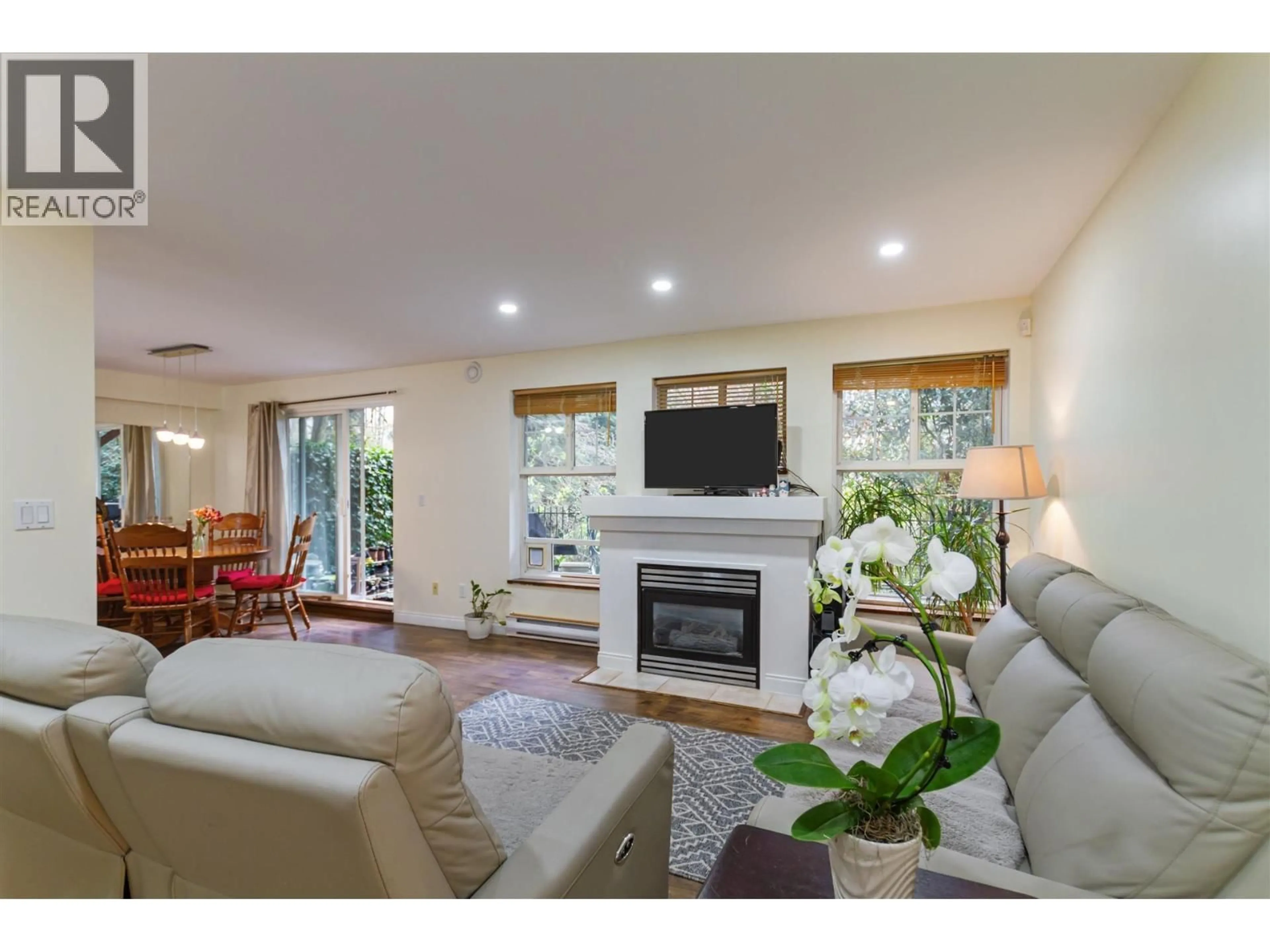 Living room with furniture, unknown for 35 - 1561 BOOTH AVENUE, Coquitlam British Columbia V3K6Z9