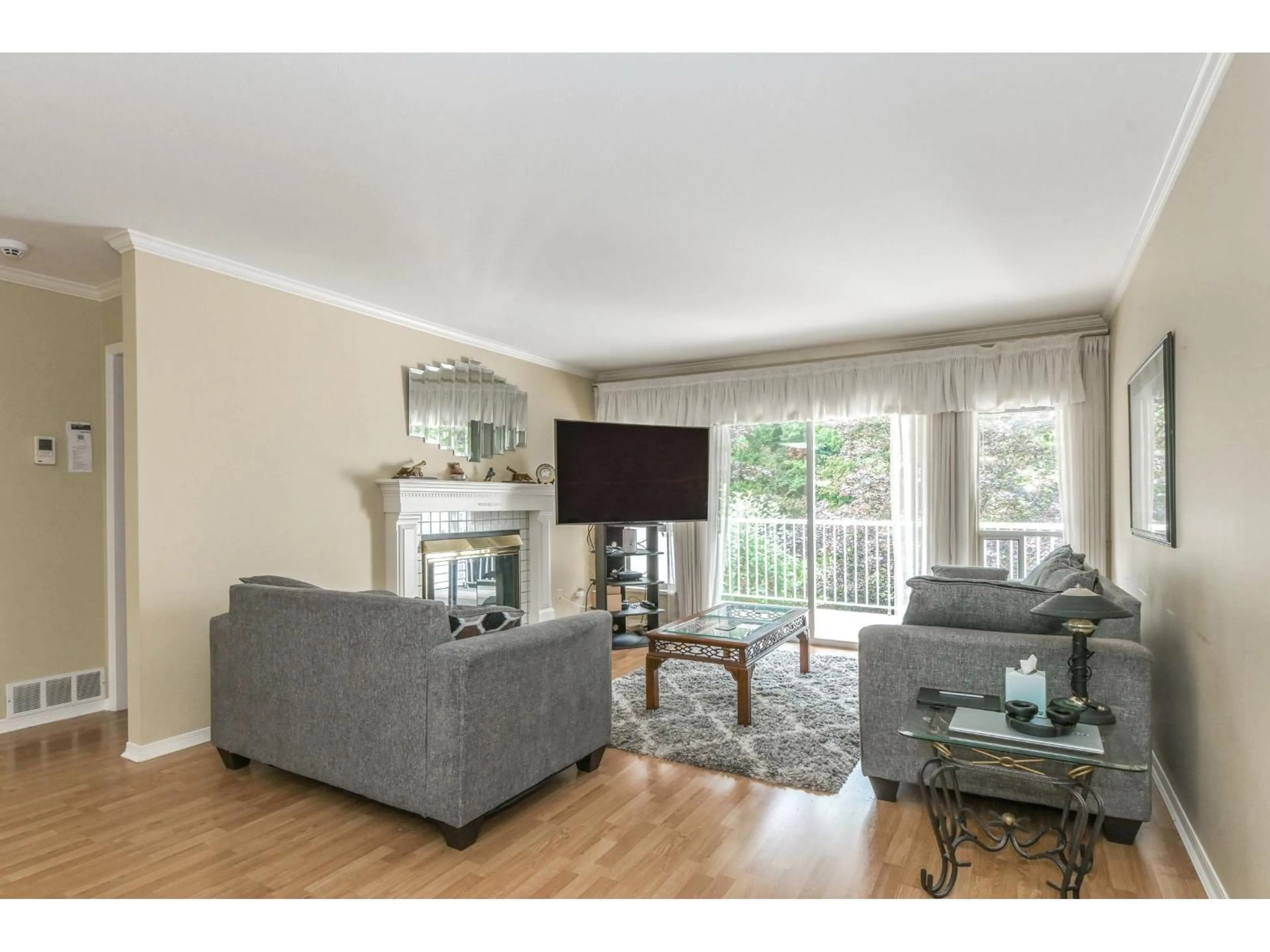 Living room with furniture, wood/laminate floor for 14 - 3351 HORN, Abbotsford British Columbia V2S7J9