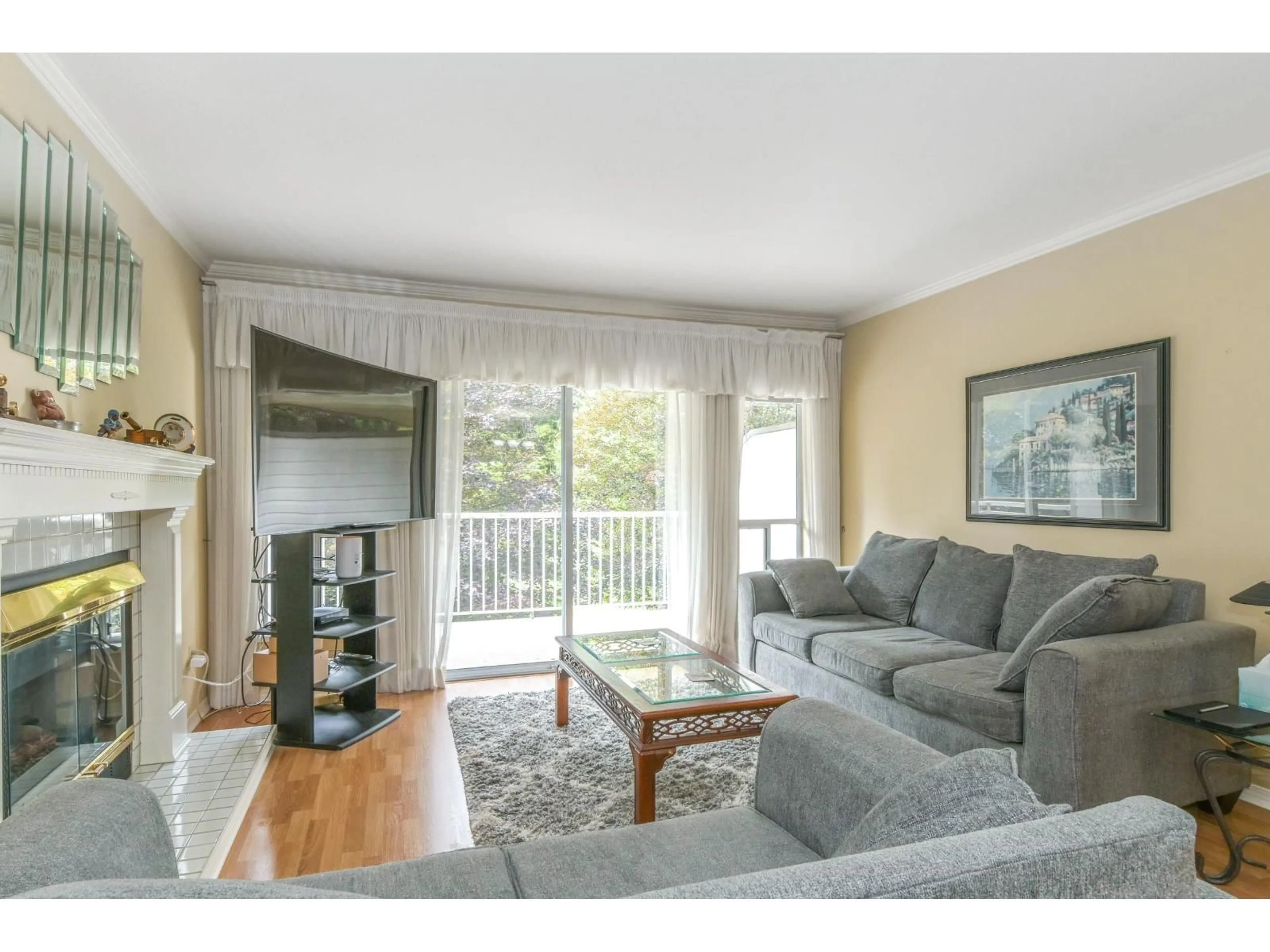 Living room with furniture, wood/laminate floor for 14 - 3351 HORN, Abbotsford British Columbia V2S7J9