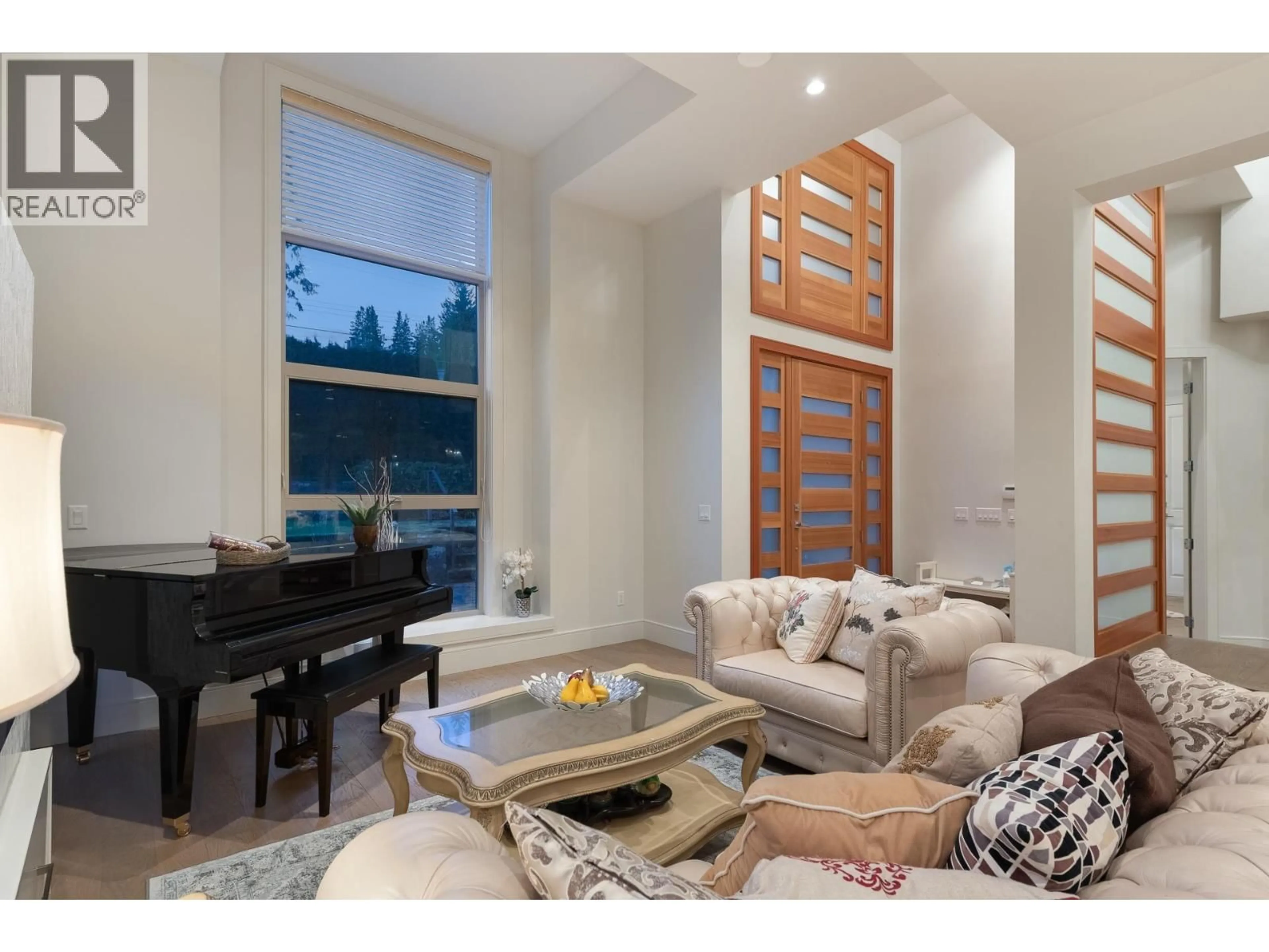 Living room with furniture, wood/laminate floor for 1450 FULTON AVENUE, West Vancouver British Columbia V7T1P1