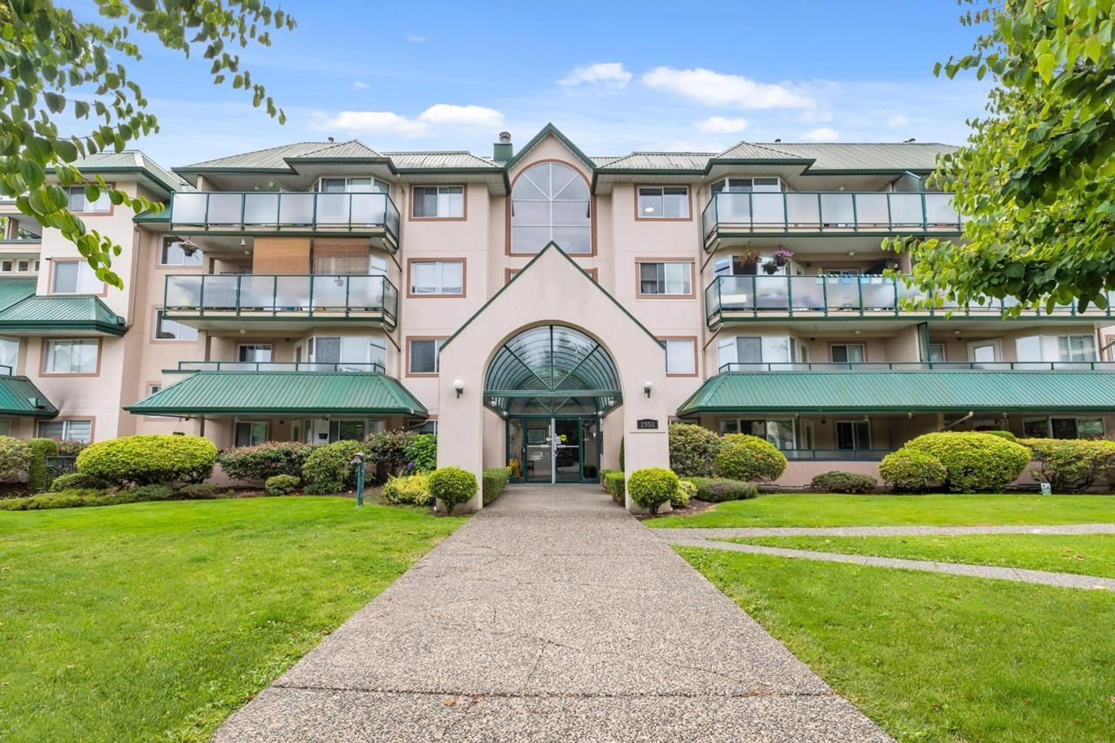 Indoor foyer for 409 - 2958 TRETHEWEY, Abbotsford British Columbia V2T6P6