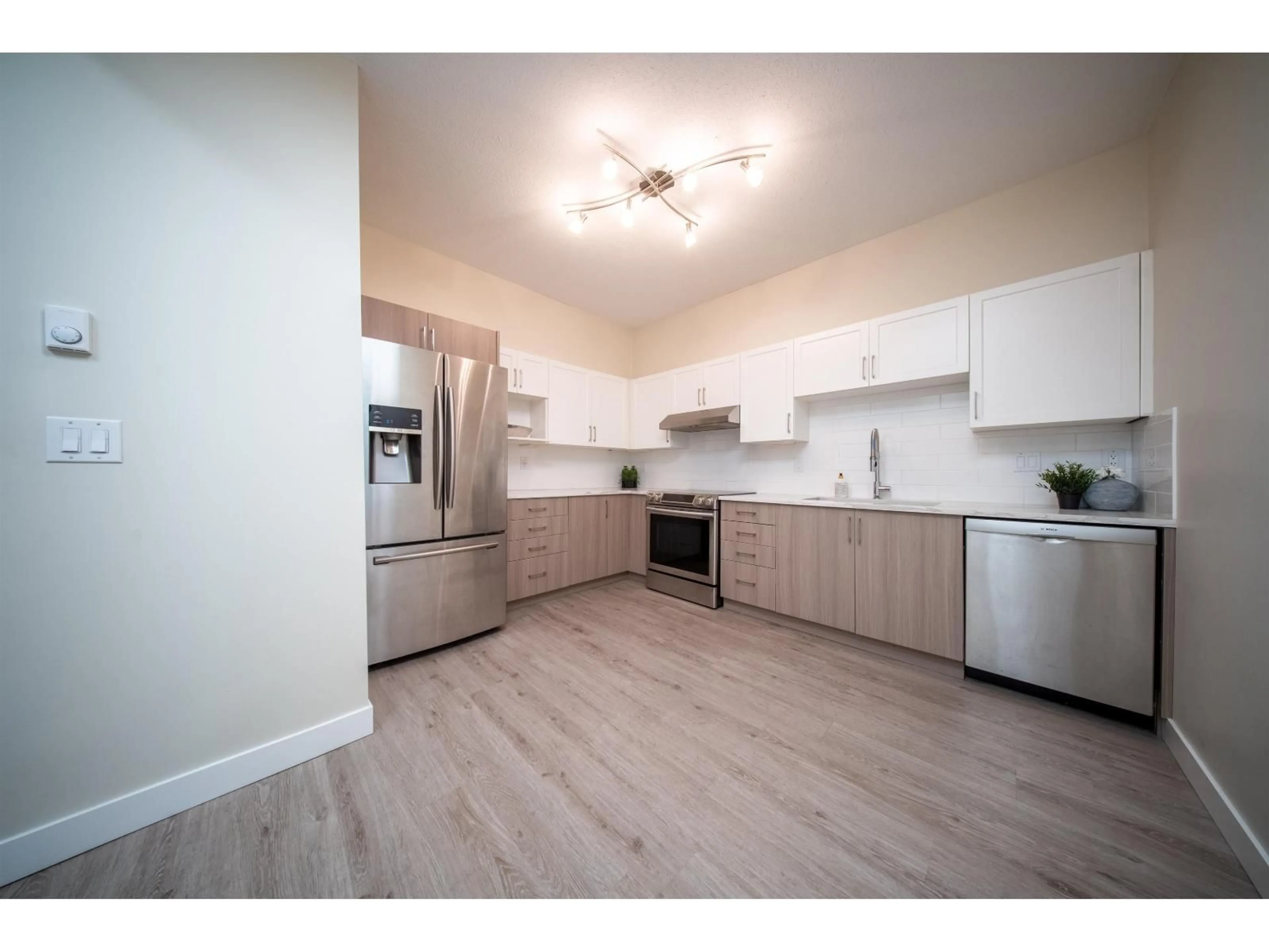 Open concept kitchen, wood/laminate floor for 205 - 10320 156, Surrey British Columbia V3R4L8