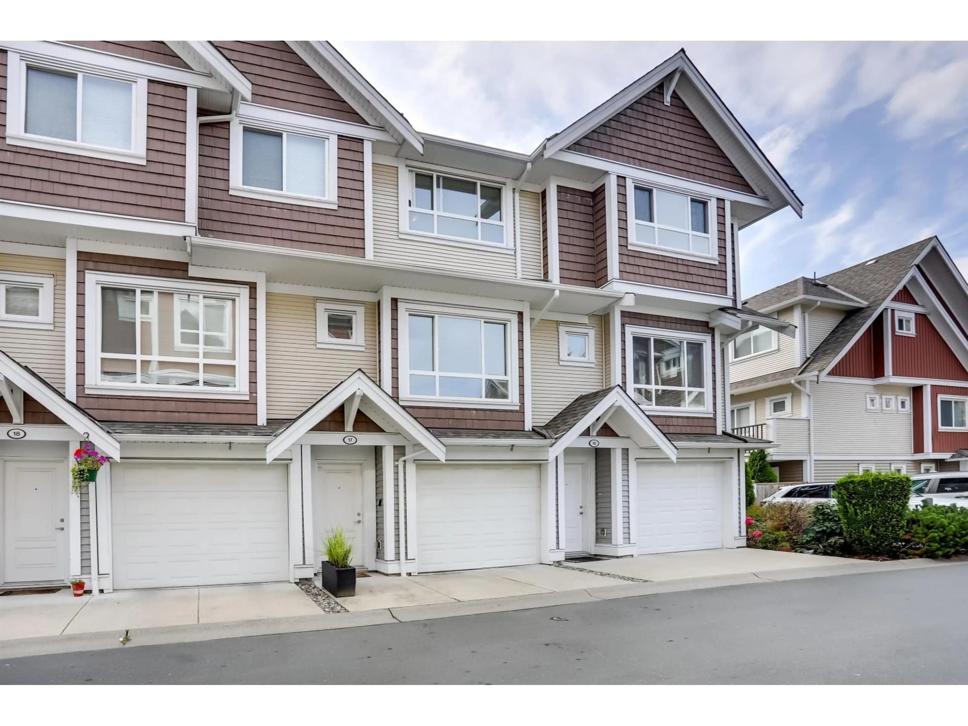 Home with vinyl exterior material, street for 17 - 7298 199A, Langley British Columbia V2Y0H9
