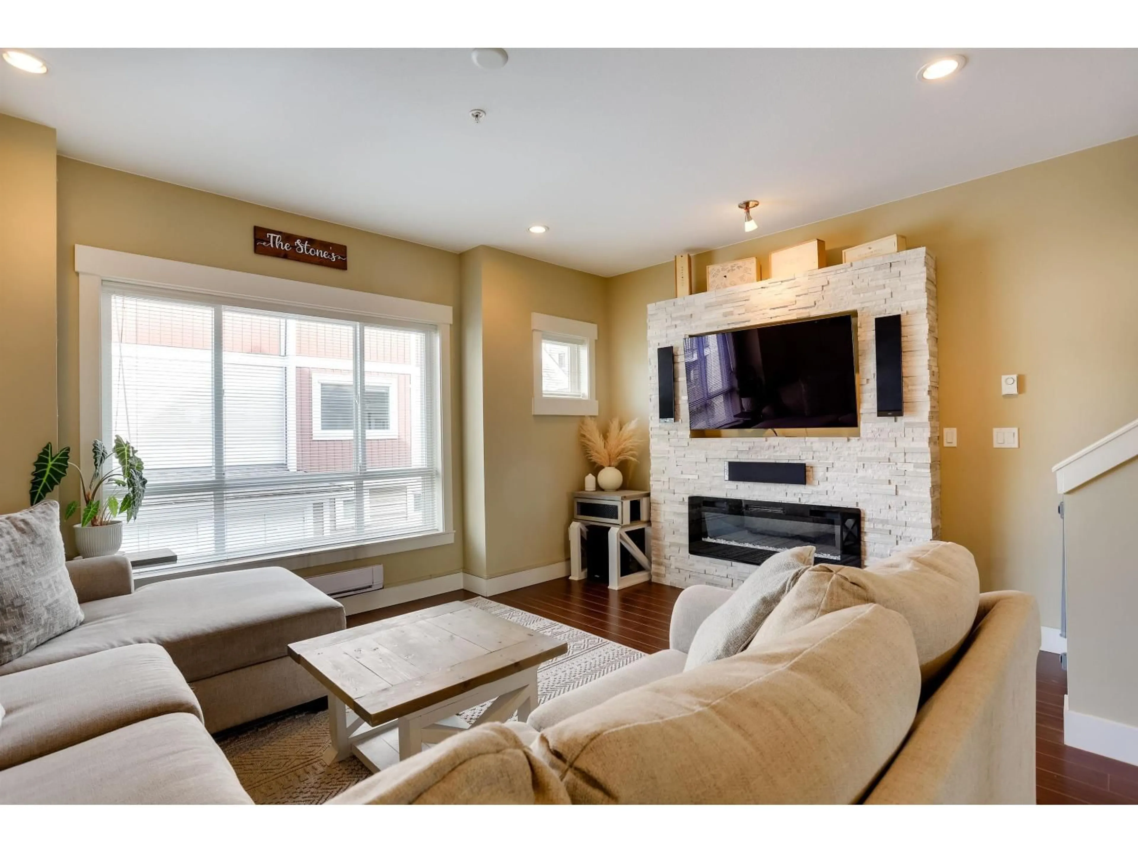 Living room with furniture, unknown for 17 - 7298 199A, Langley British Columbia V2Y0H9