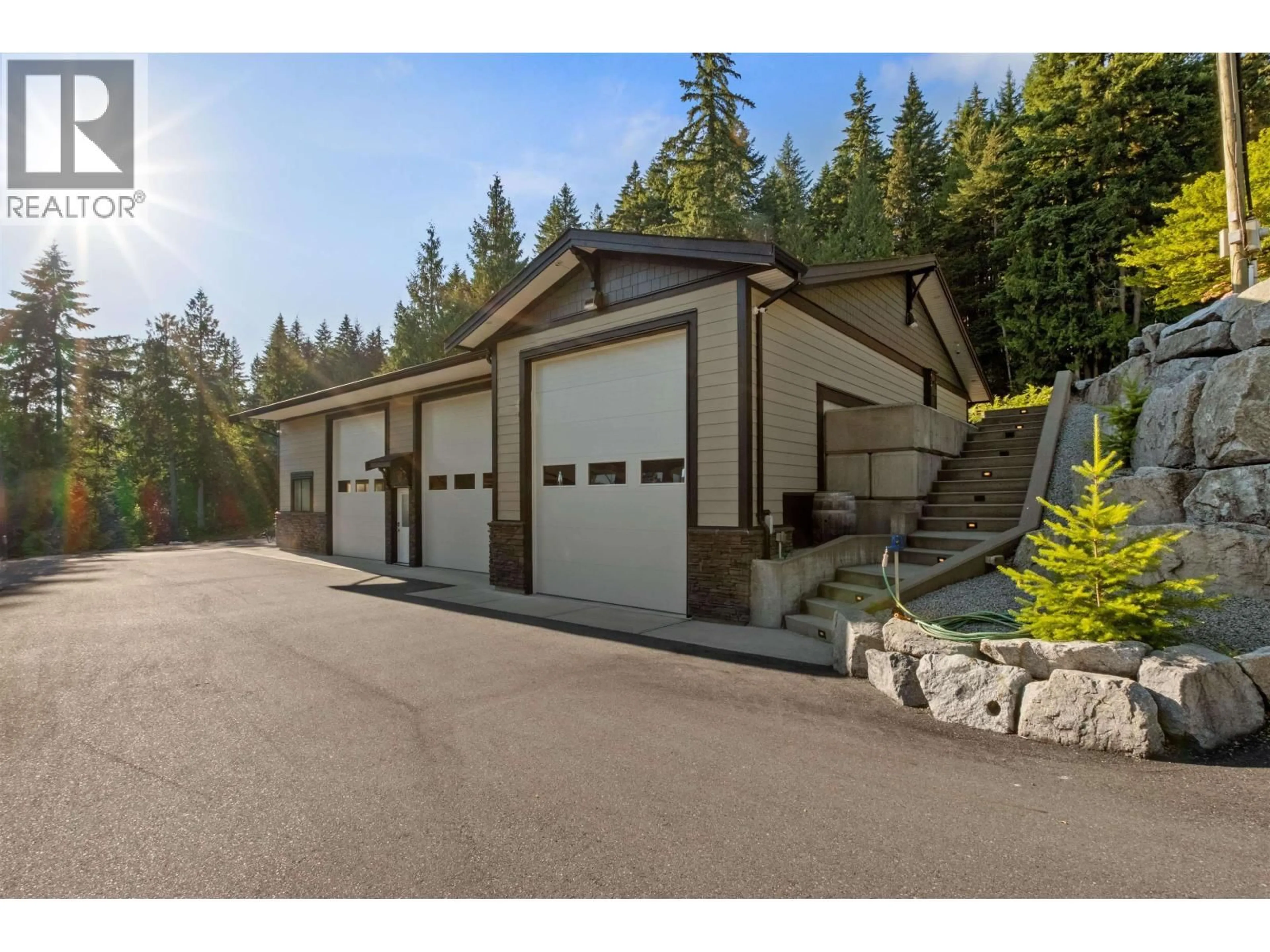 Indoor garage for 11192 286 STREET, Maple Ridge British Columbia V2W1L7