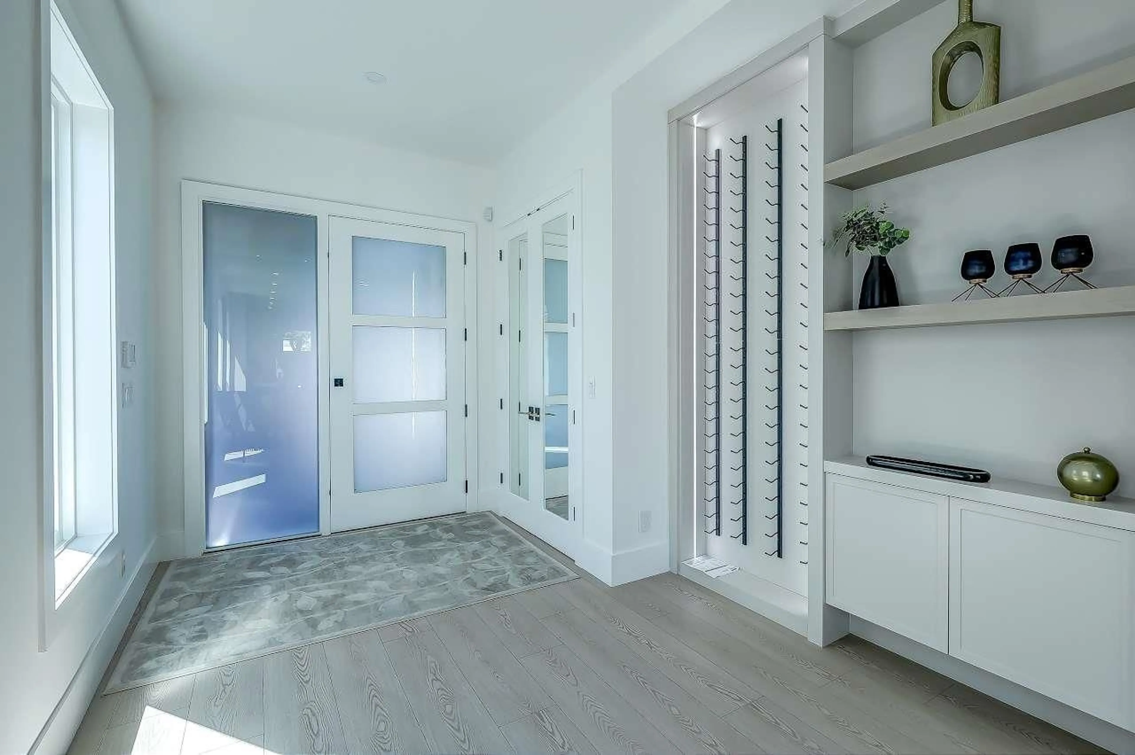 Indoor entryway for 15569 OXENHAM, White Rock British Columbia V4B2J2
