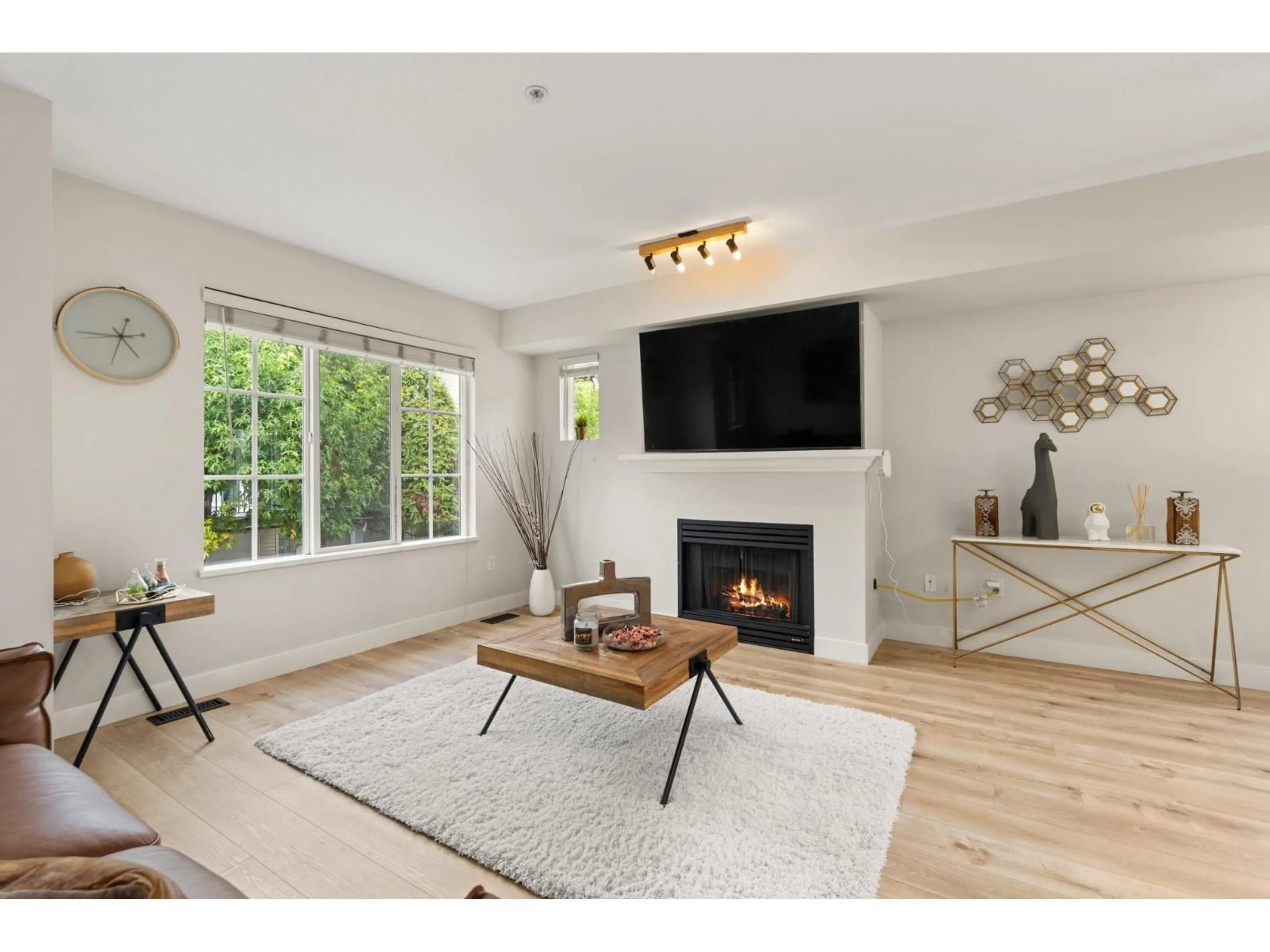 Living room with furniture, wood/laminate floor for 22 - 20540 66, Langley British Columbia V2Y2Y7