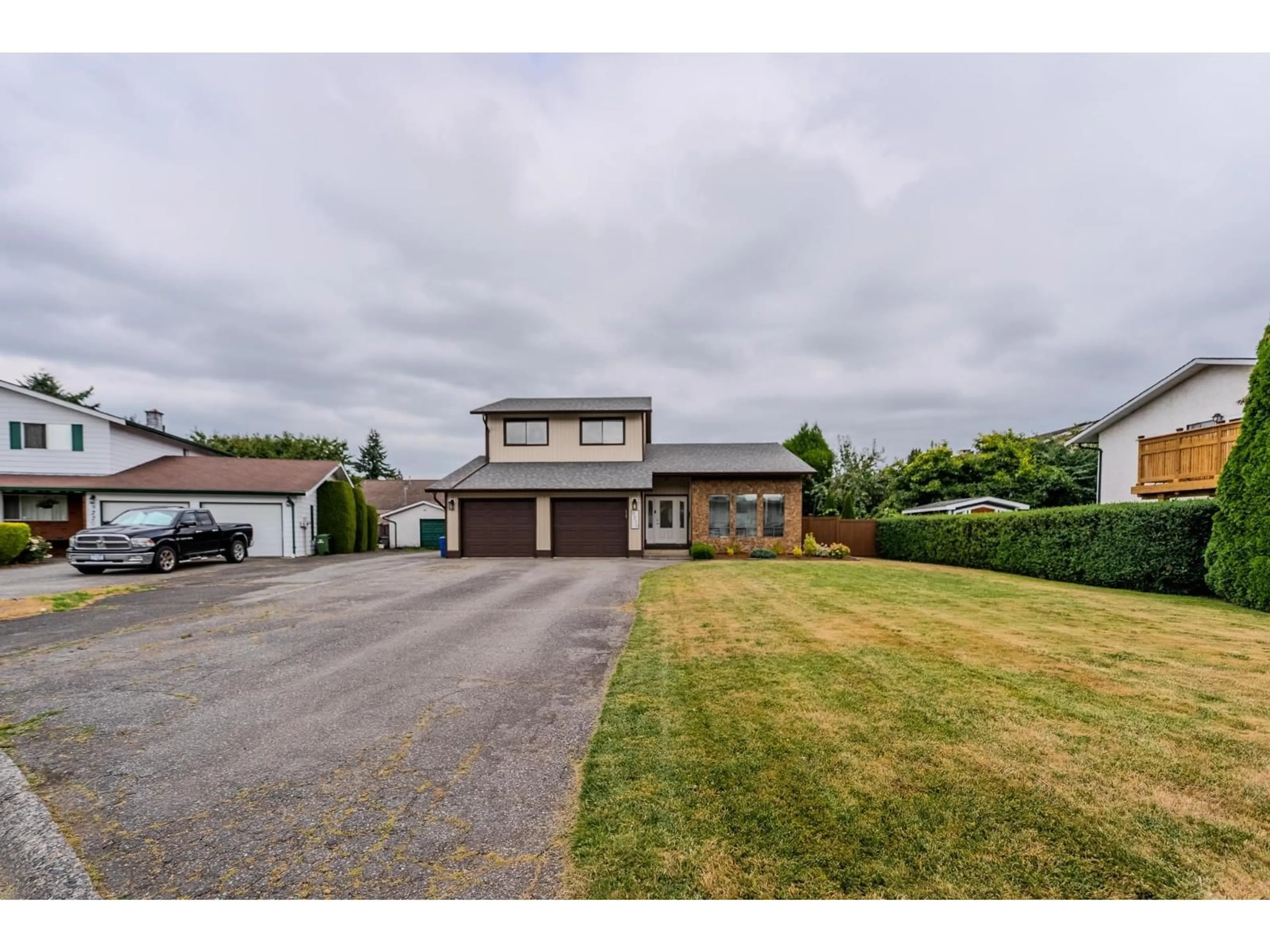 A pic from outside/outdoor area/front of a property/back of a property/a pic from drone, street for 9210 ASPEN PLACE, Chilliwack British Columbia V2P6W5