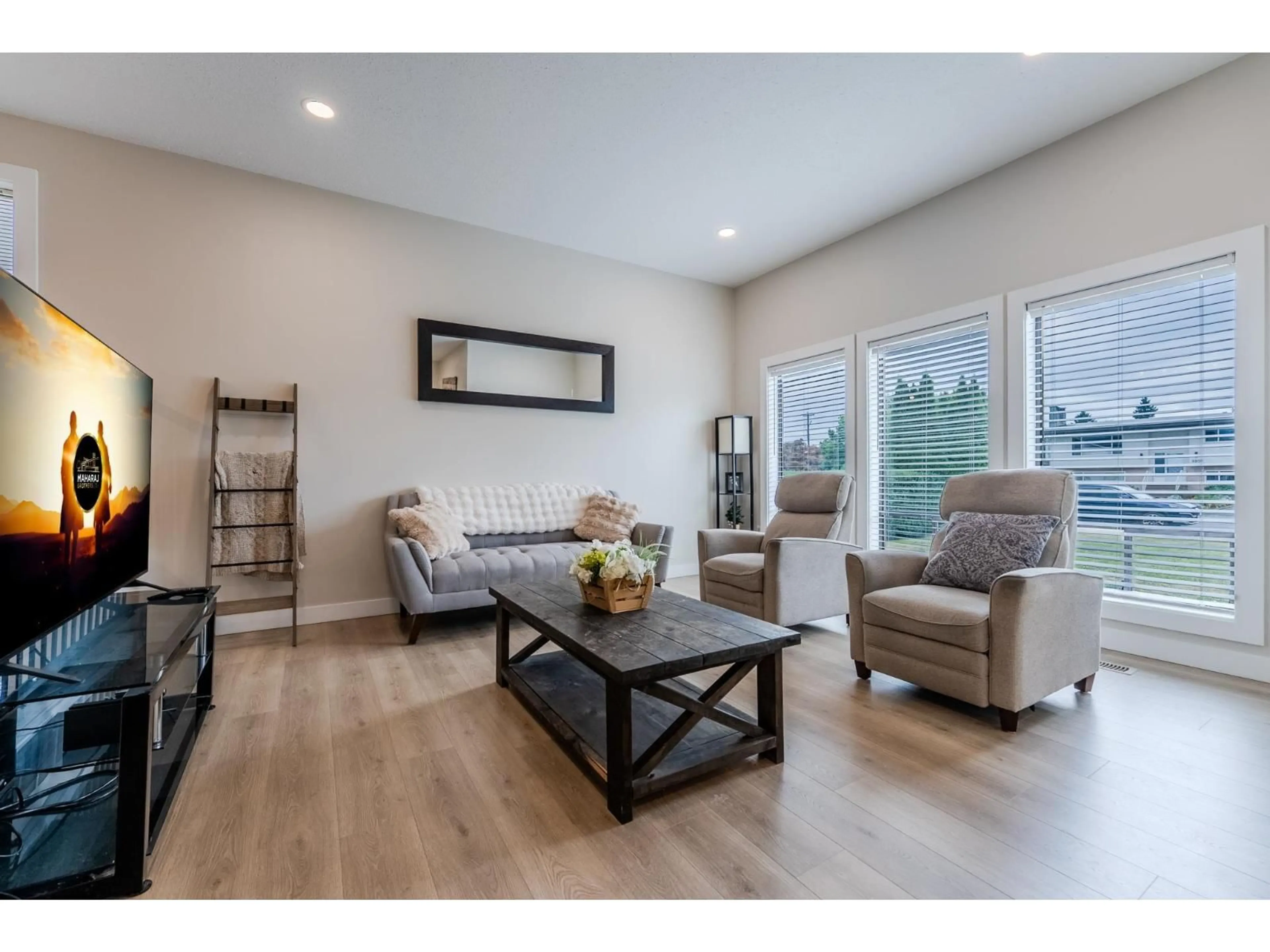 Living room with furniture, wood/laminate floor for 9210 ASPEN PLACE, Chilliwack British Columbia V2P6W5