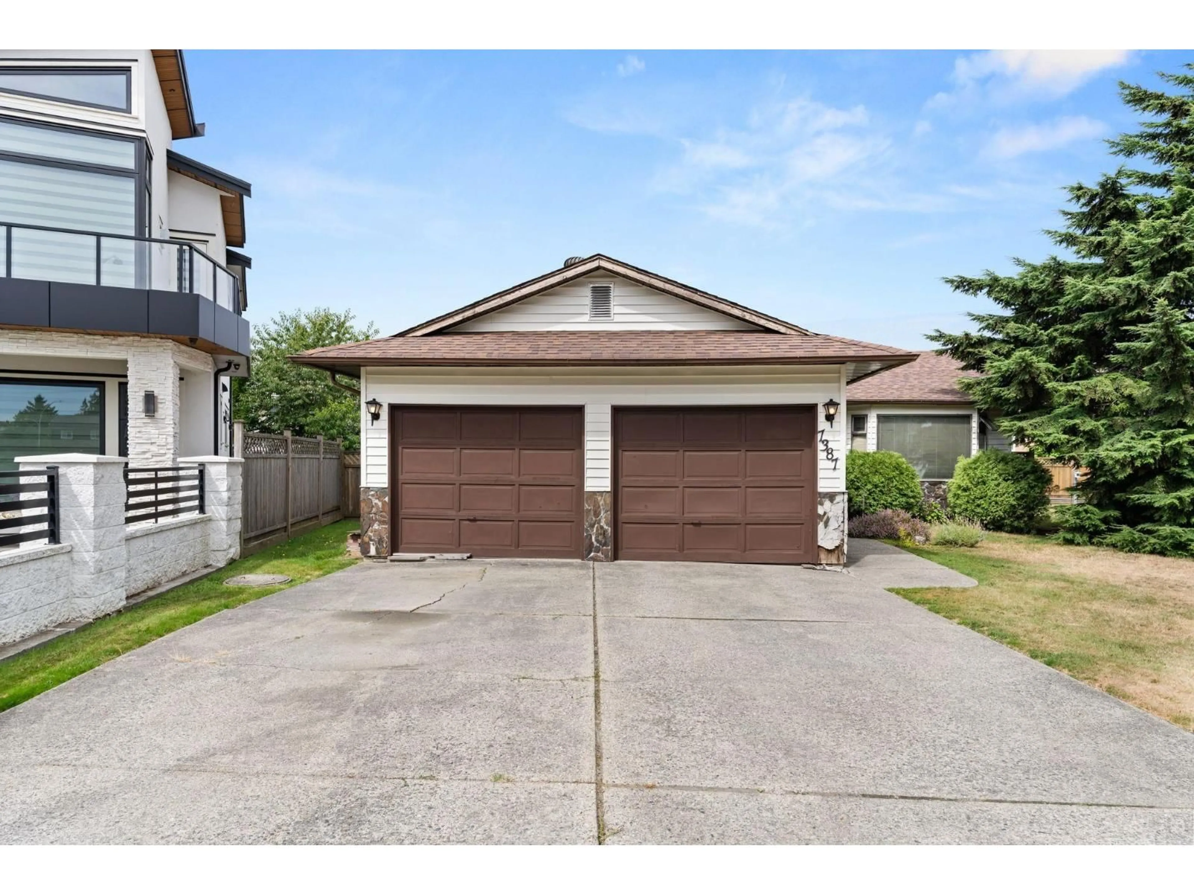 Indoor garage for 7387 131A, Surrey British Columbia V3W8V5