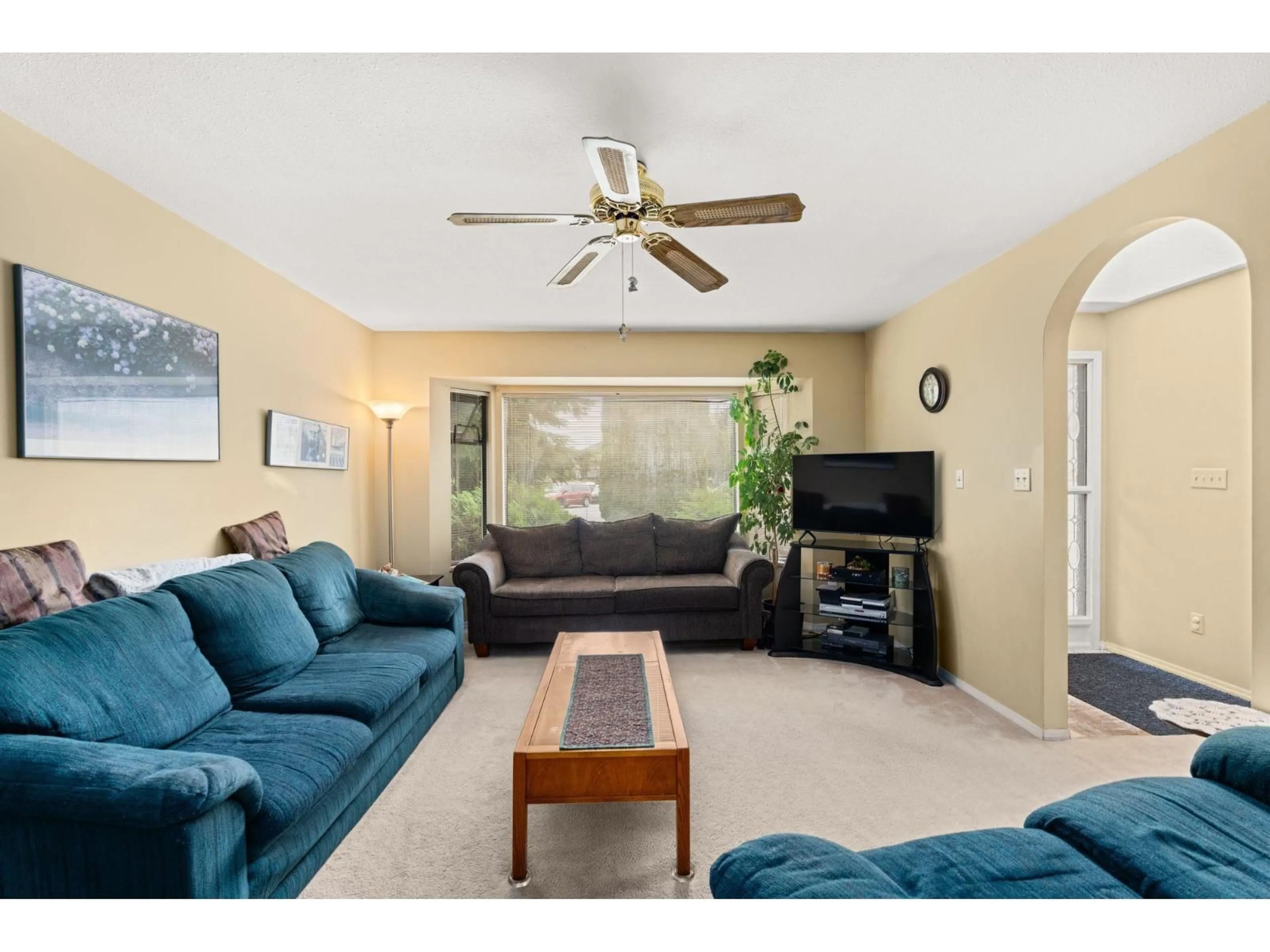 Living room with furniture, unknown for 7387 131A, Surrey British Columbia V3W8V5