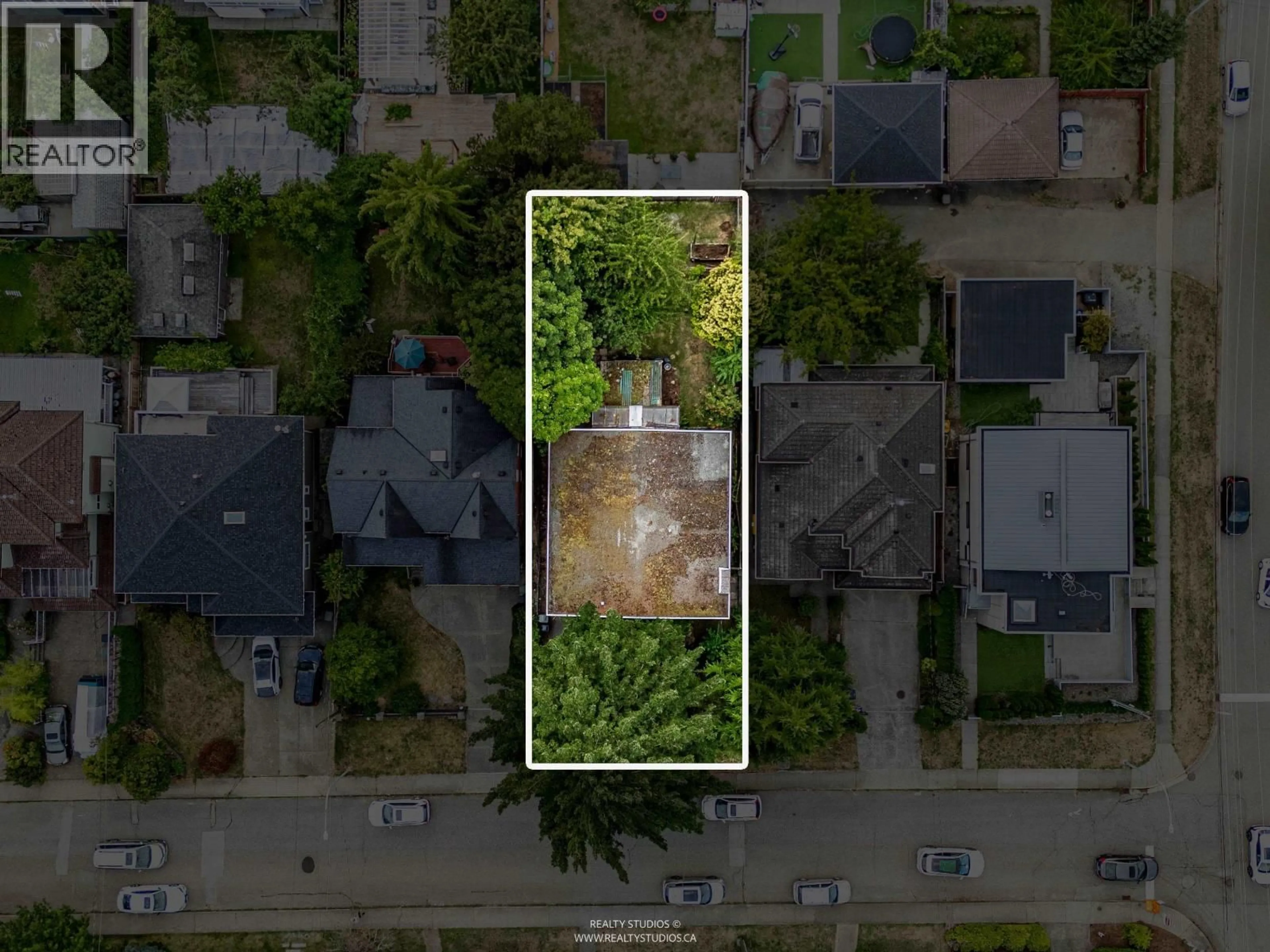 A pic from outside/outdoor area/front of a property/back of a property/a pic from drone, street for 6537 WALTHAM AVENUE, Burnaby British Columbia V5H3V6
