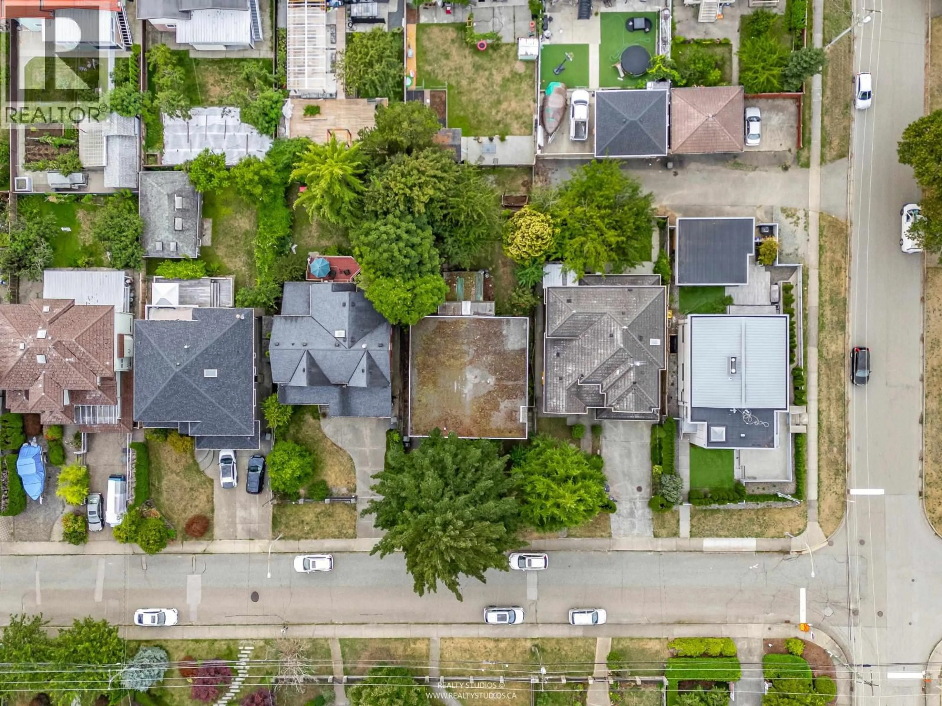 A pic from outside/outdoor area/front of a property/back of a property/a pic from drone, street for 6537 WALTHAM AVENUE, Burnaby British Columbia V5H3V6