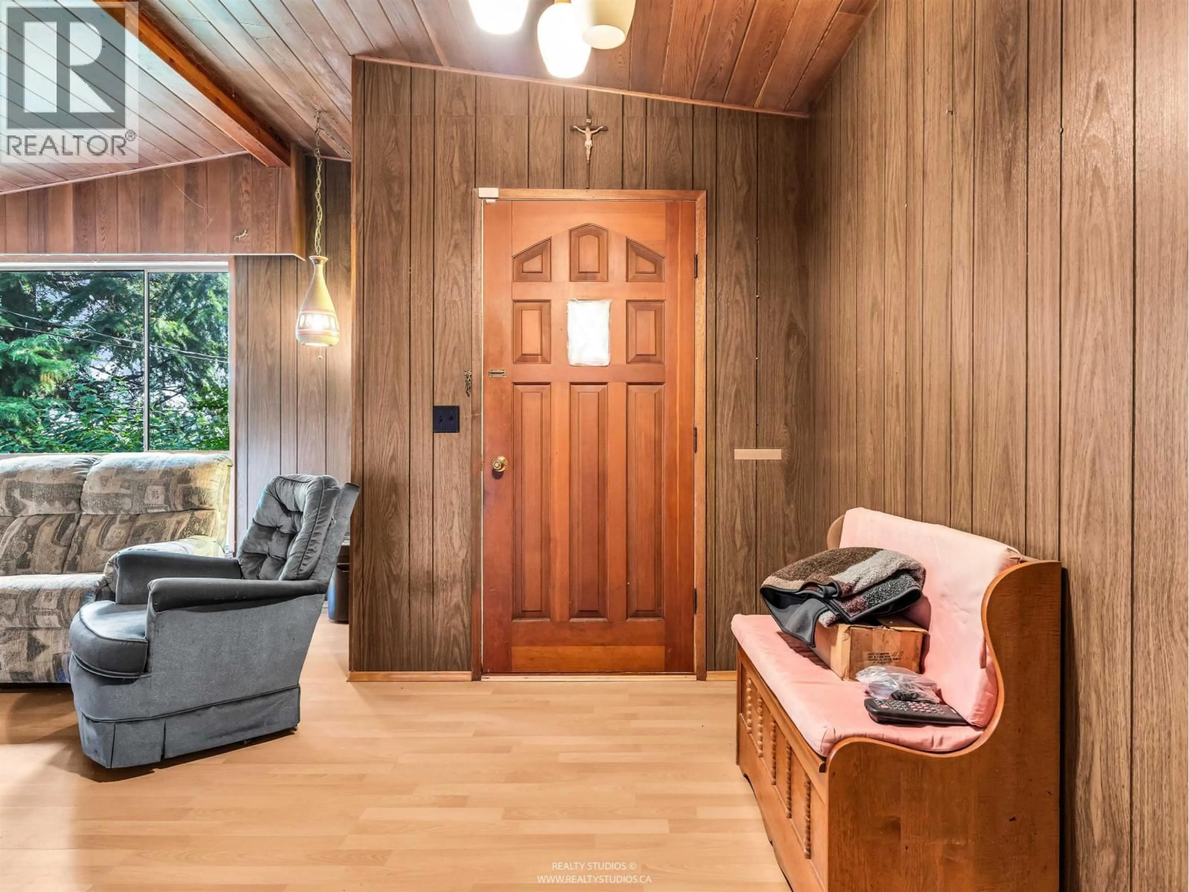 Indoor entryway for 6537 WALTHAM AVENUE, Burnaby British Columbia V5H3V6