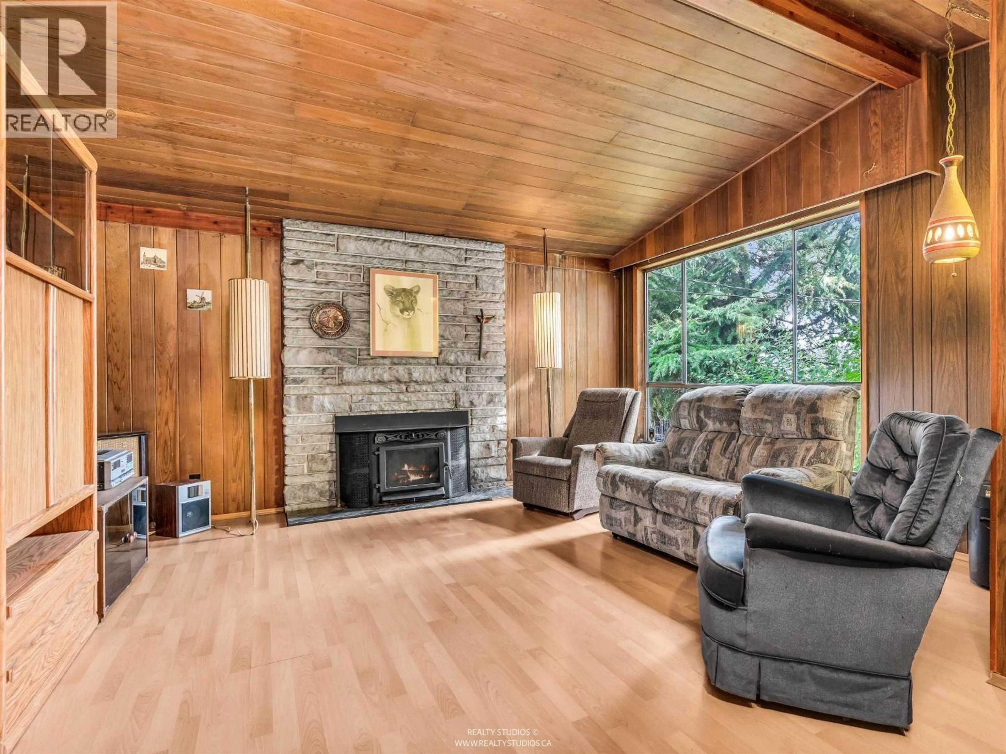Living room with furniture, wood/laminate floor for 6537 WALTHAM AVENUE, Burnaby British Columbia V5H3V6