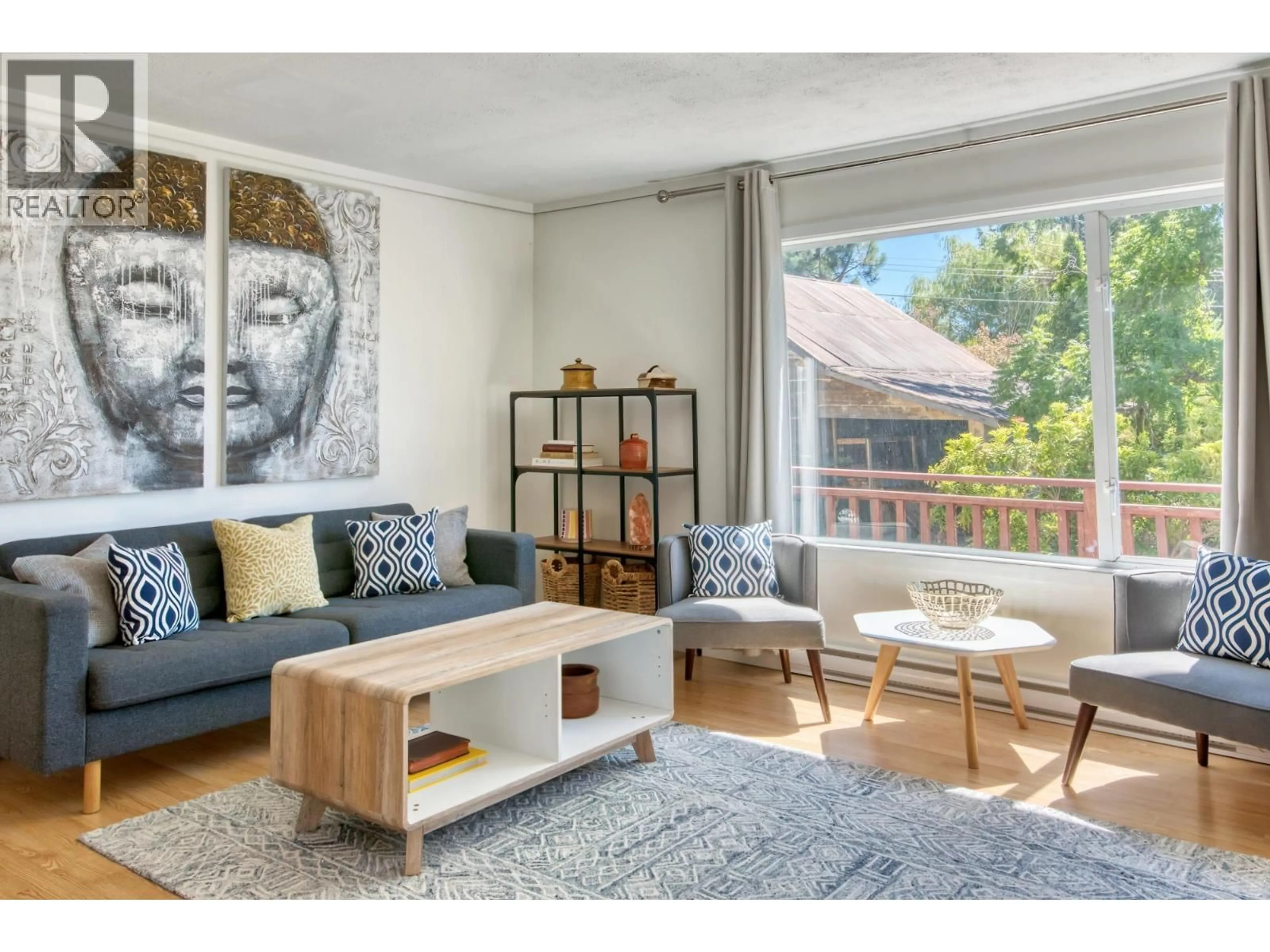 Living room with furniture, wood/laminate floor for 5625 O'BRIAN ROAD, Halfmoon Bay British Columbia V7Z1E9