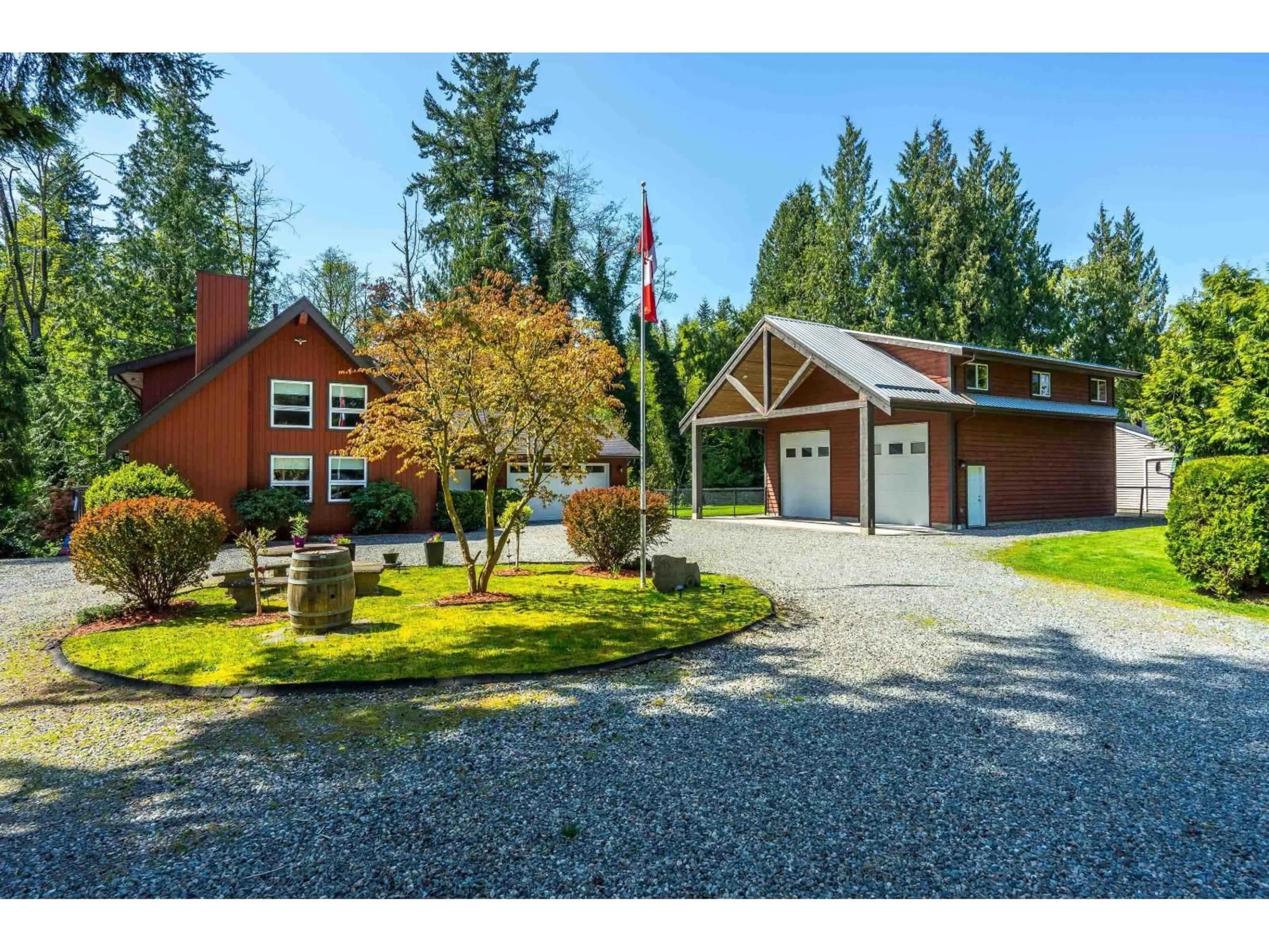 A pic from outside/outdoor area/front of a property/back of a property/a pic from drone, mountain view for 4567 SADDLEHORN, Langley British Columbia V2Z1J7