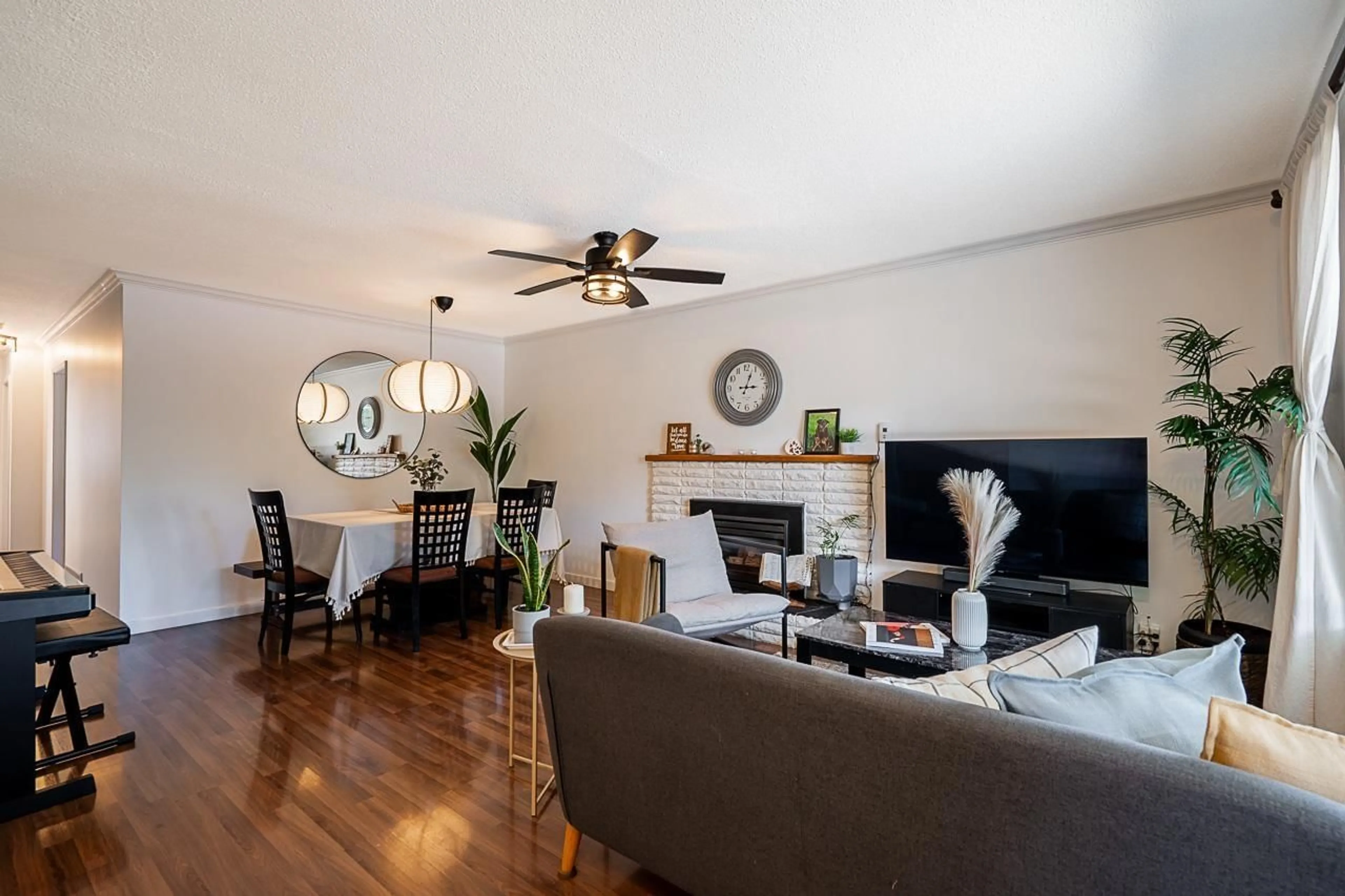 Living room with furniture, wood/laminate floor for 13976 DOUGLAS, Surrey British Columbia V3R5M9