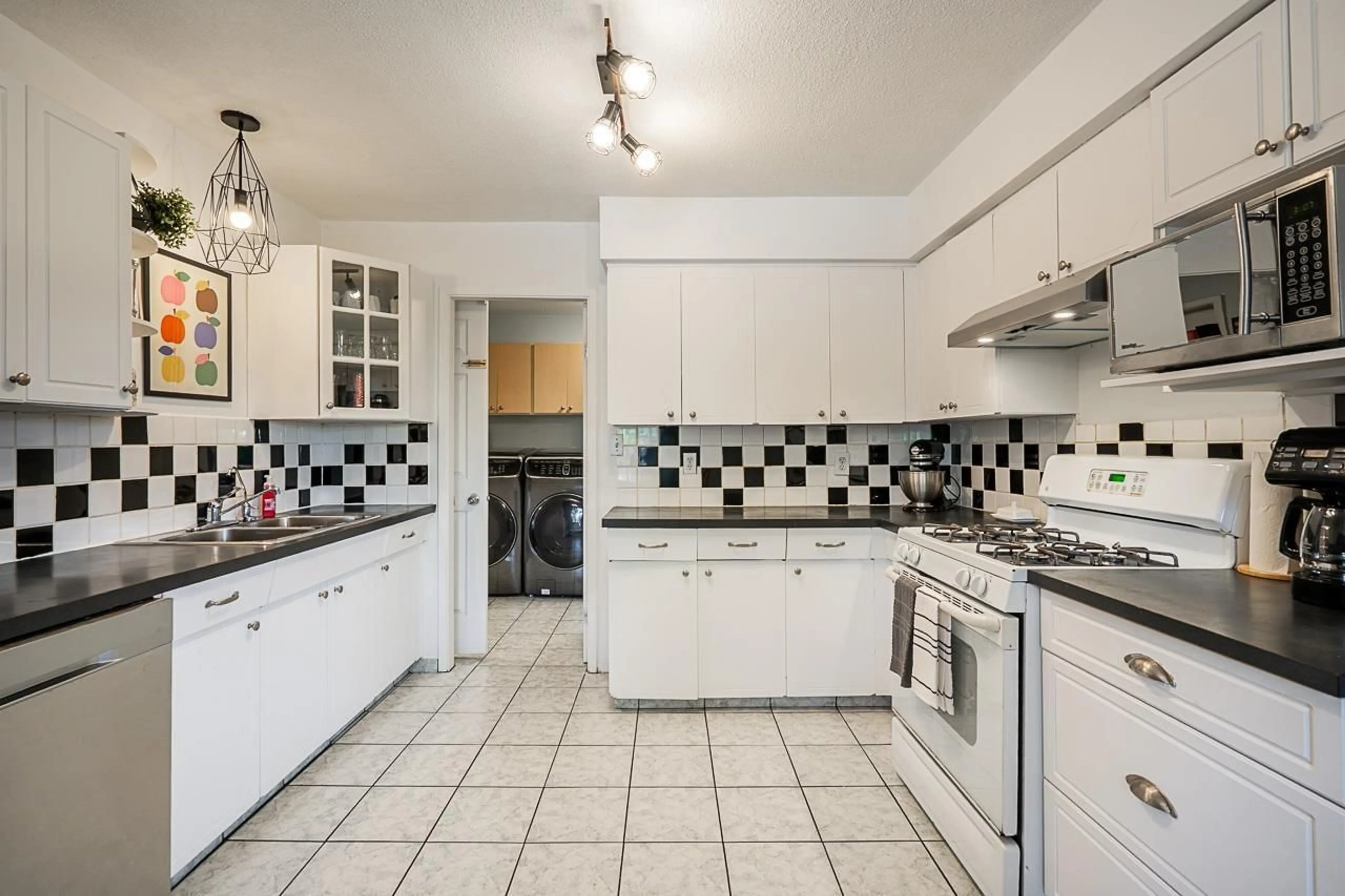 Standard kitchen, ceramic/tile floor for 13976 DOUGLAS, Surrey British Columbia V3R5M9