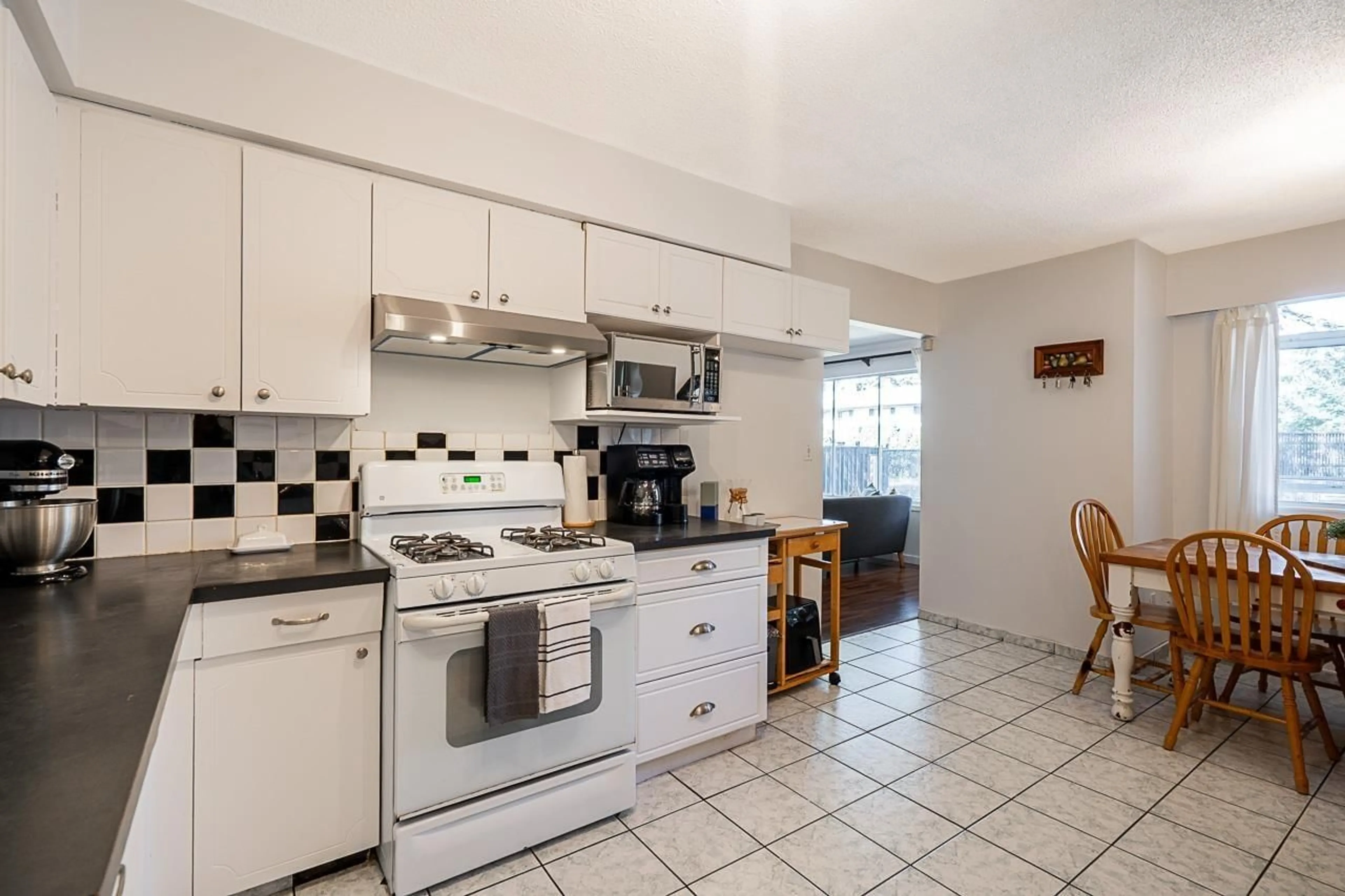 Standard kitchen, ceramic/tile floor for 13976 DOUGLAS, Surrey British Columbia V3R5M9