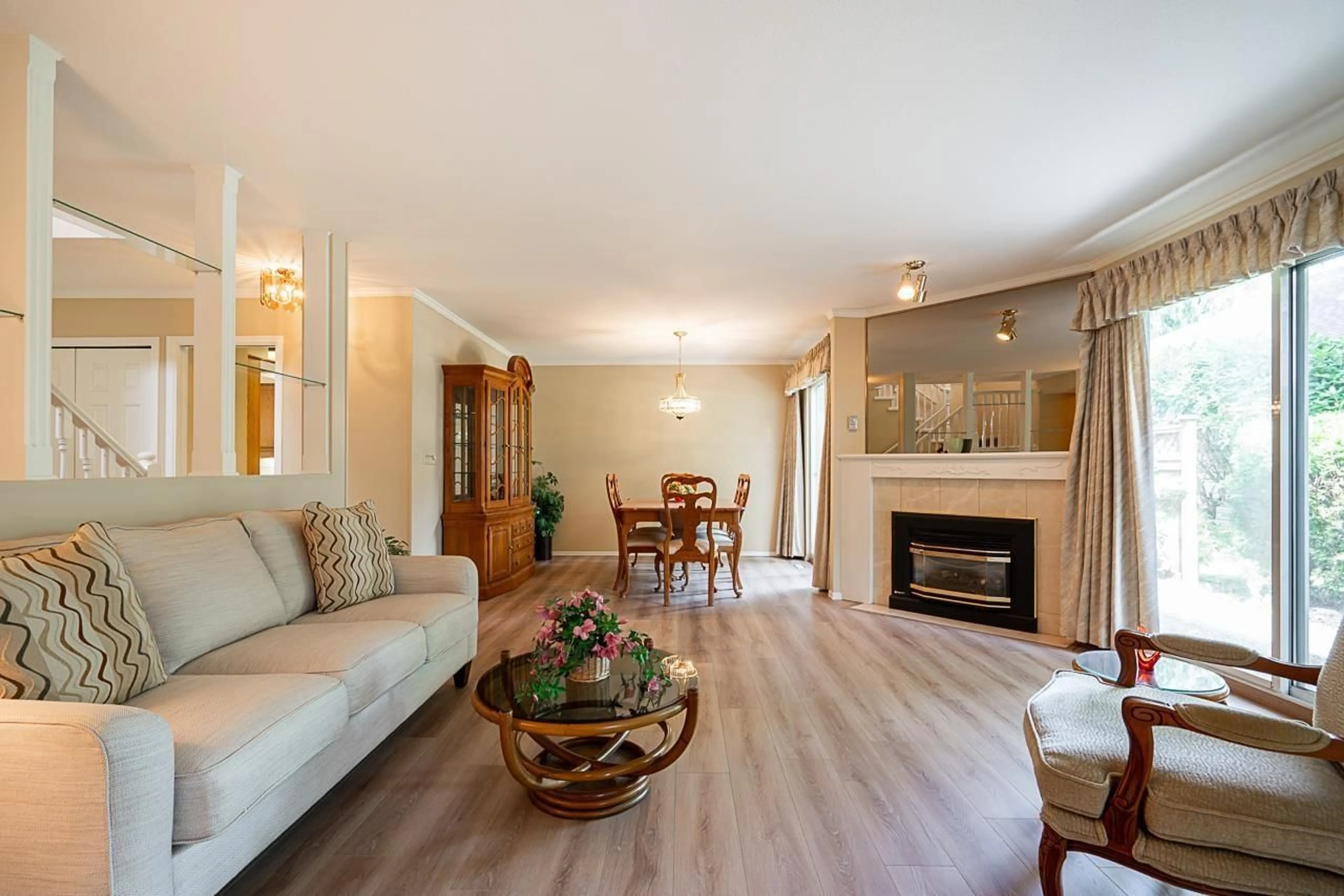 Living room with furniture, wood/laminate floor for 37 - 9979 151, Surrey British Columbia V3R9N7