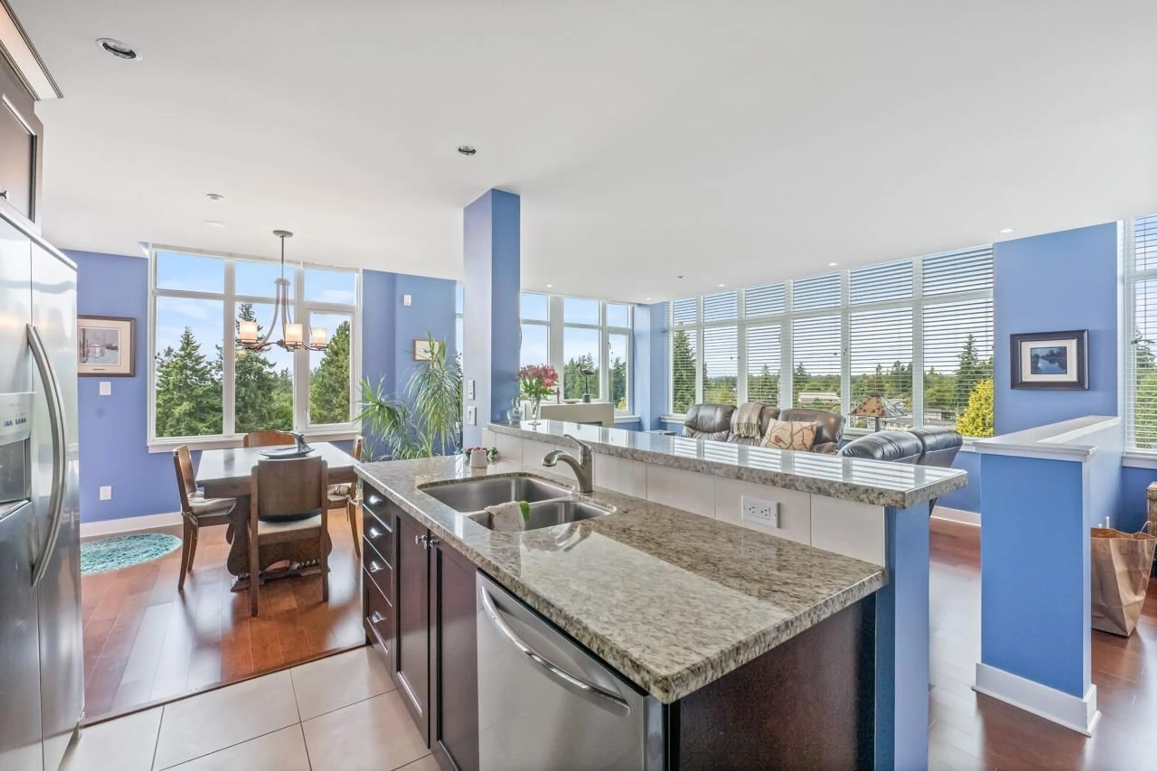 Open concept kitchen, ceramic/tile floor for 503 - 14824 NORTH BLUFF, White Rock British Columbia V4B3E2
