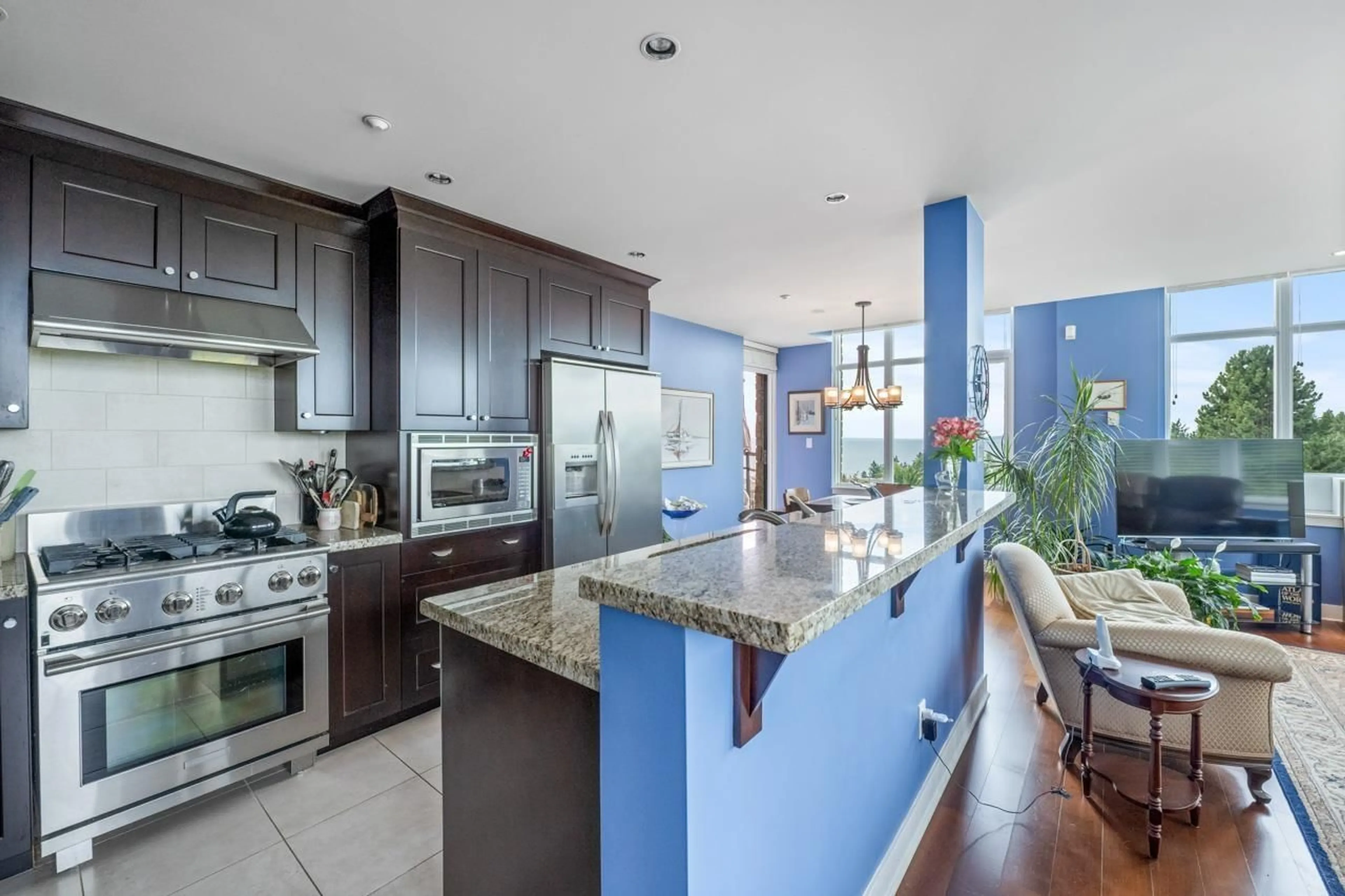 Open concept kitchen, ceramic/tile floor for 503 - 14824 NORTH BLUFF, White Rock British Columbia V4B3E2
