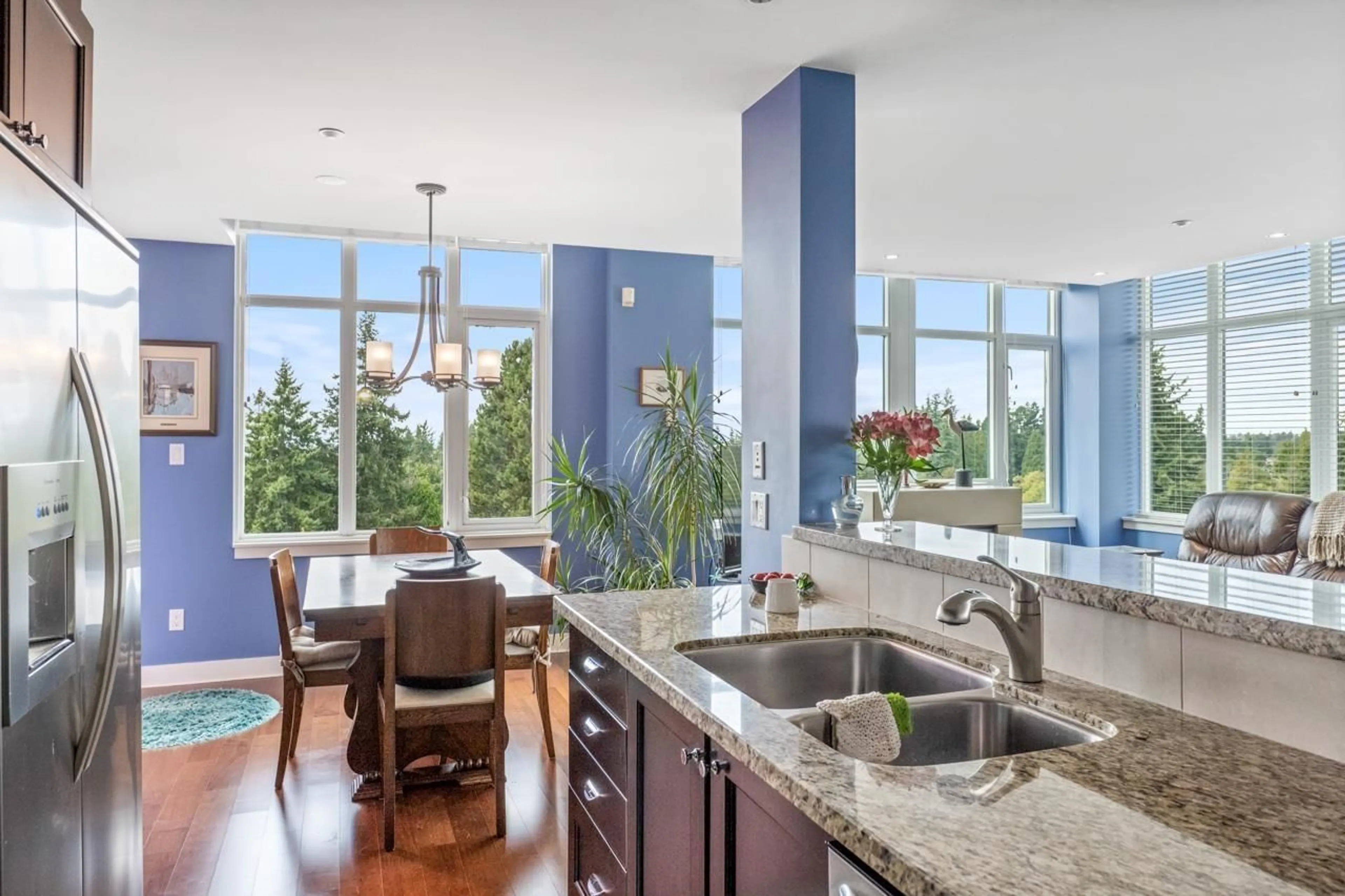 Open concept kitchen, ceramic/tile floor for 503 - 14824 NORTH BLUFF, White Rock British Columbia V4B3E2