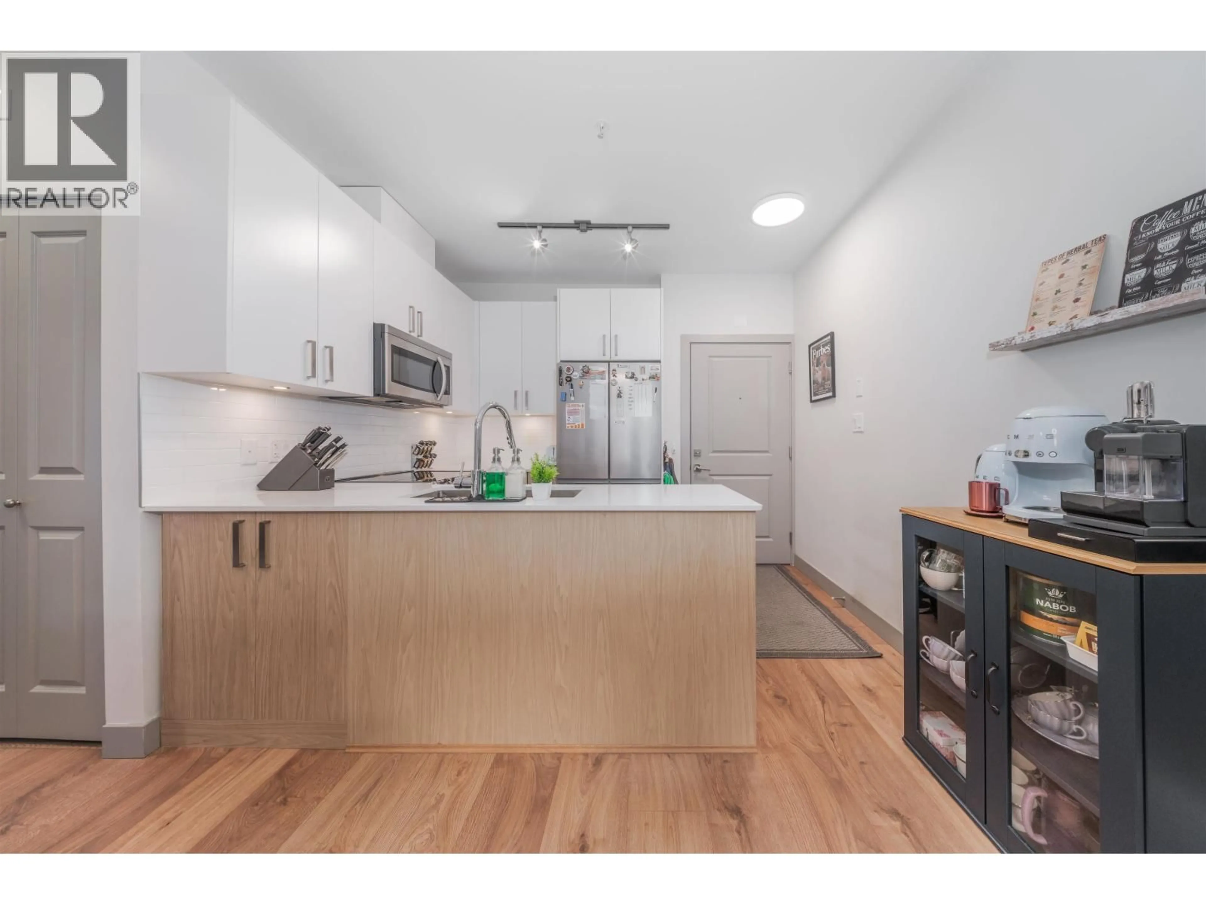 Standard kitchen, unknown for 201 - 6968 ROYAL OAK AVENUE, Burnaby British Columbia V5J4J2