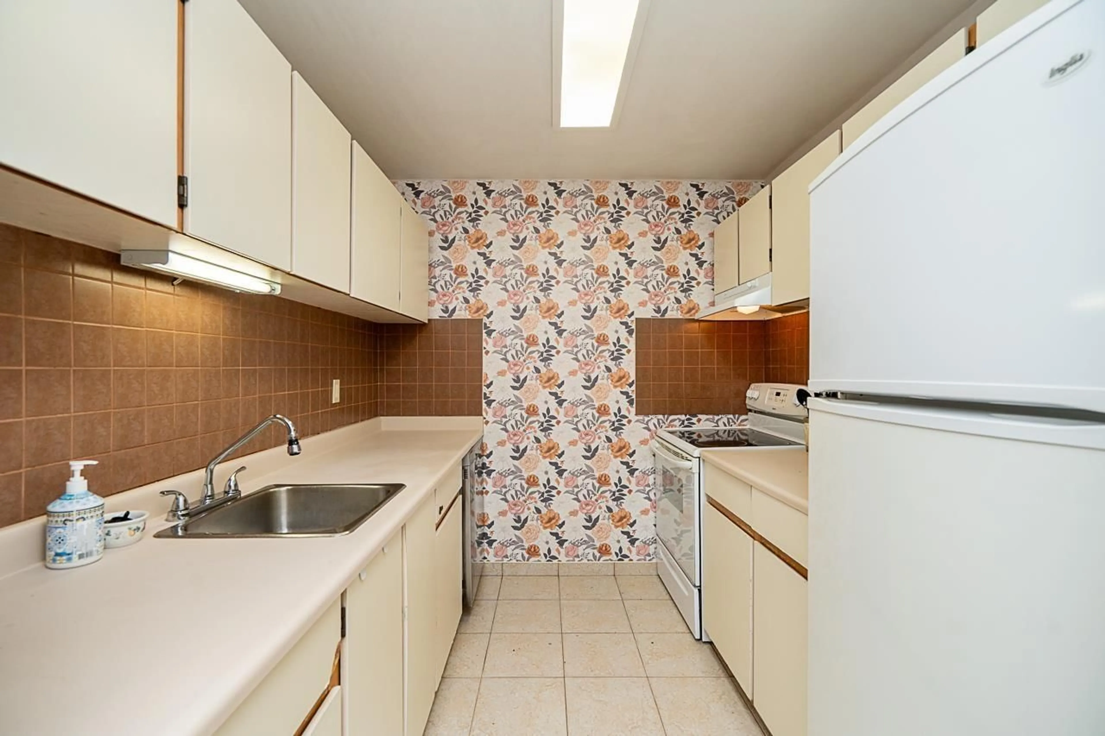Standard kitchen, unknown for 306 - 13344 102A, Surrey British Columbia V3T5J7