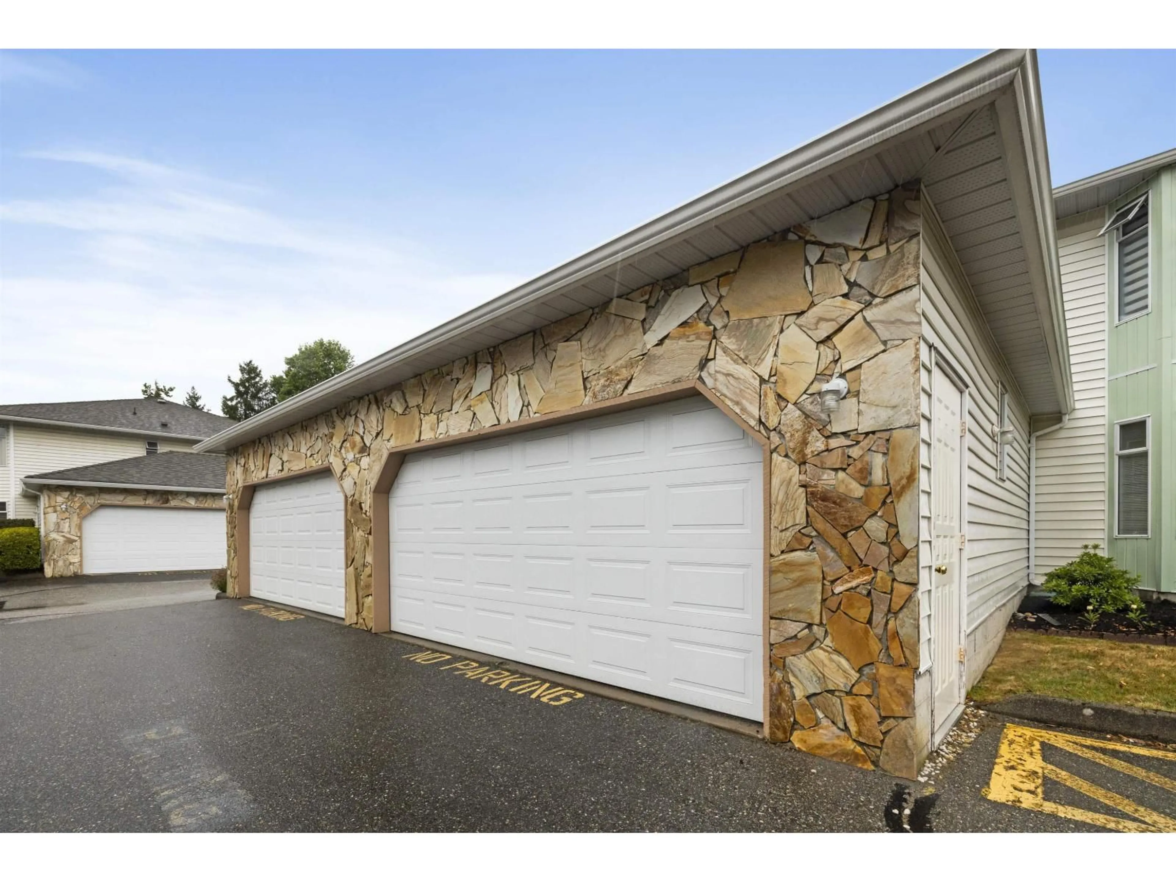 Indoor garage for 213 - 7156 121, Surrey British Columbia V3W0J6