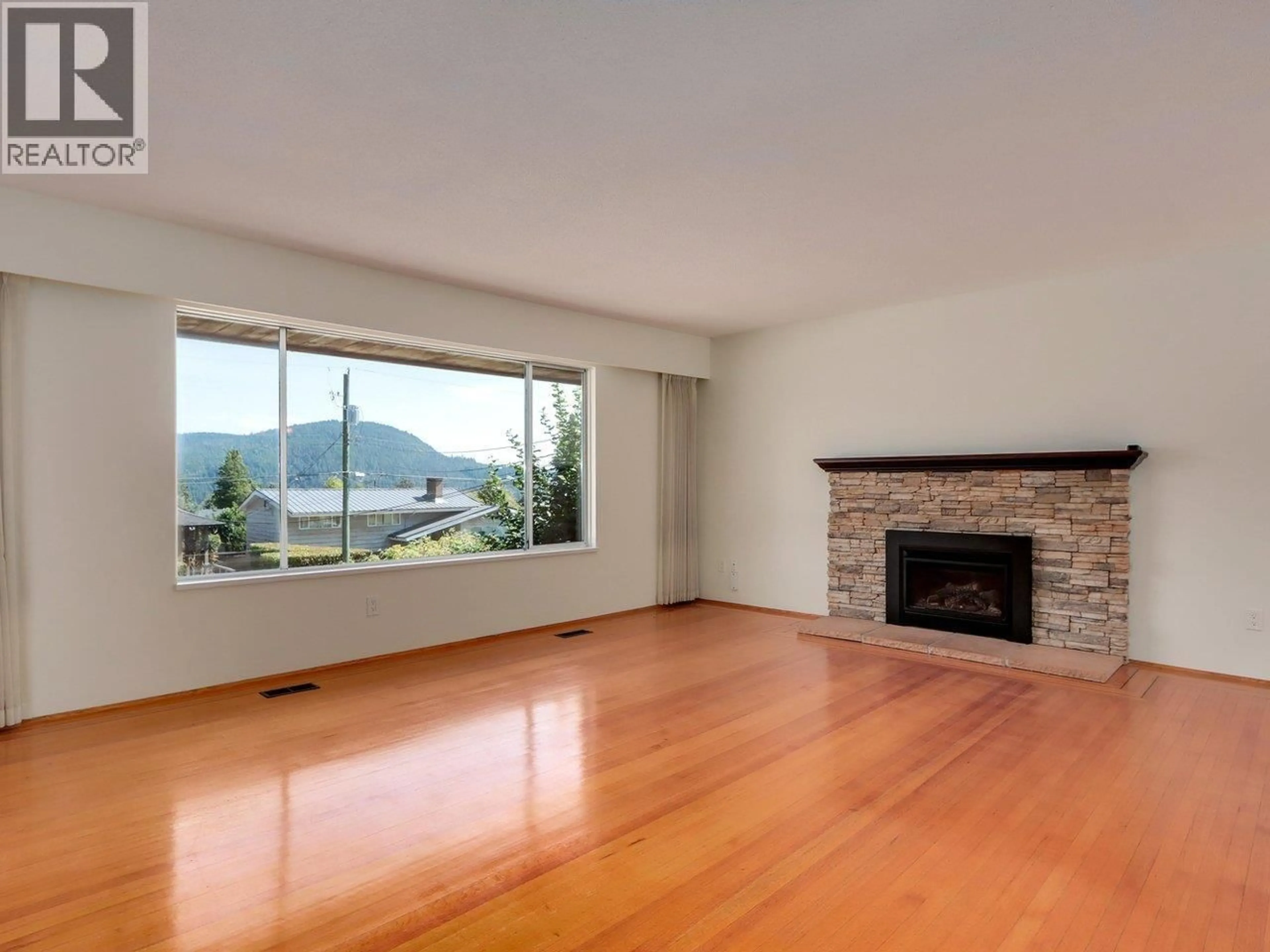 Living room with furniture, wood/laminate floor for 893 HUNTINGDON CRESCENT, North Vancouver British Columbia V7G1M4