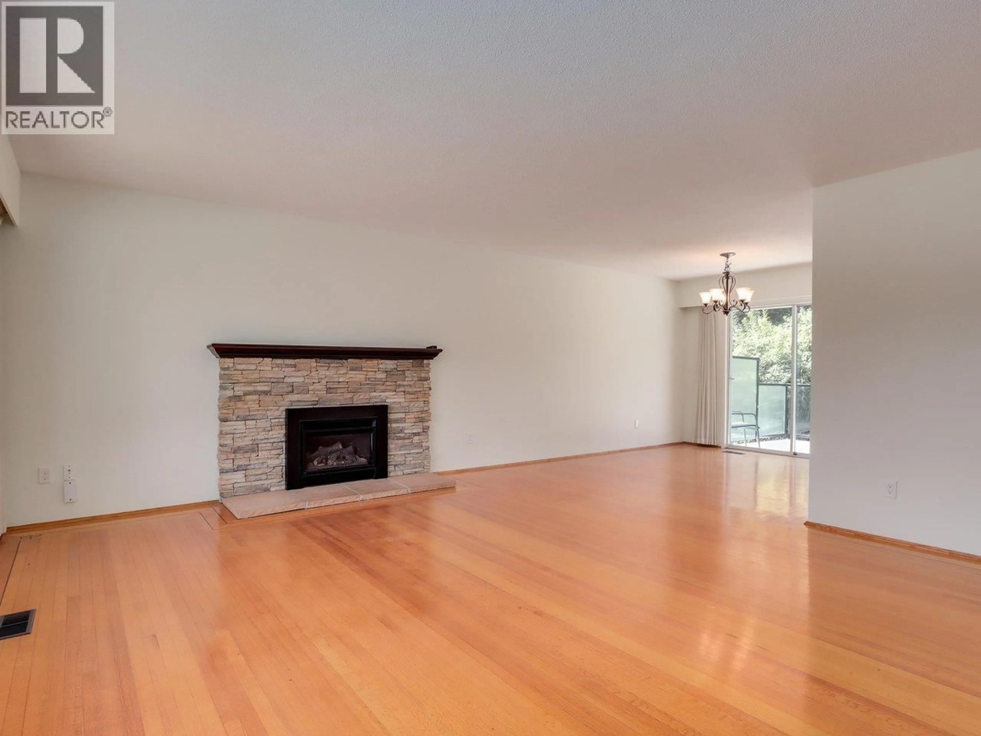 Living room with furniture, wood/laminate floor for 893 HUNTINGDON CRESCENT, North Vancouver British Columbia V7G1M4
