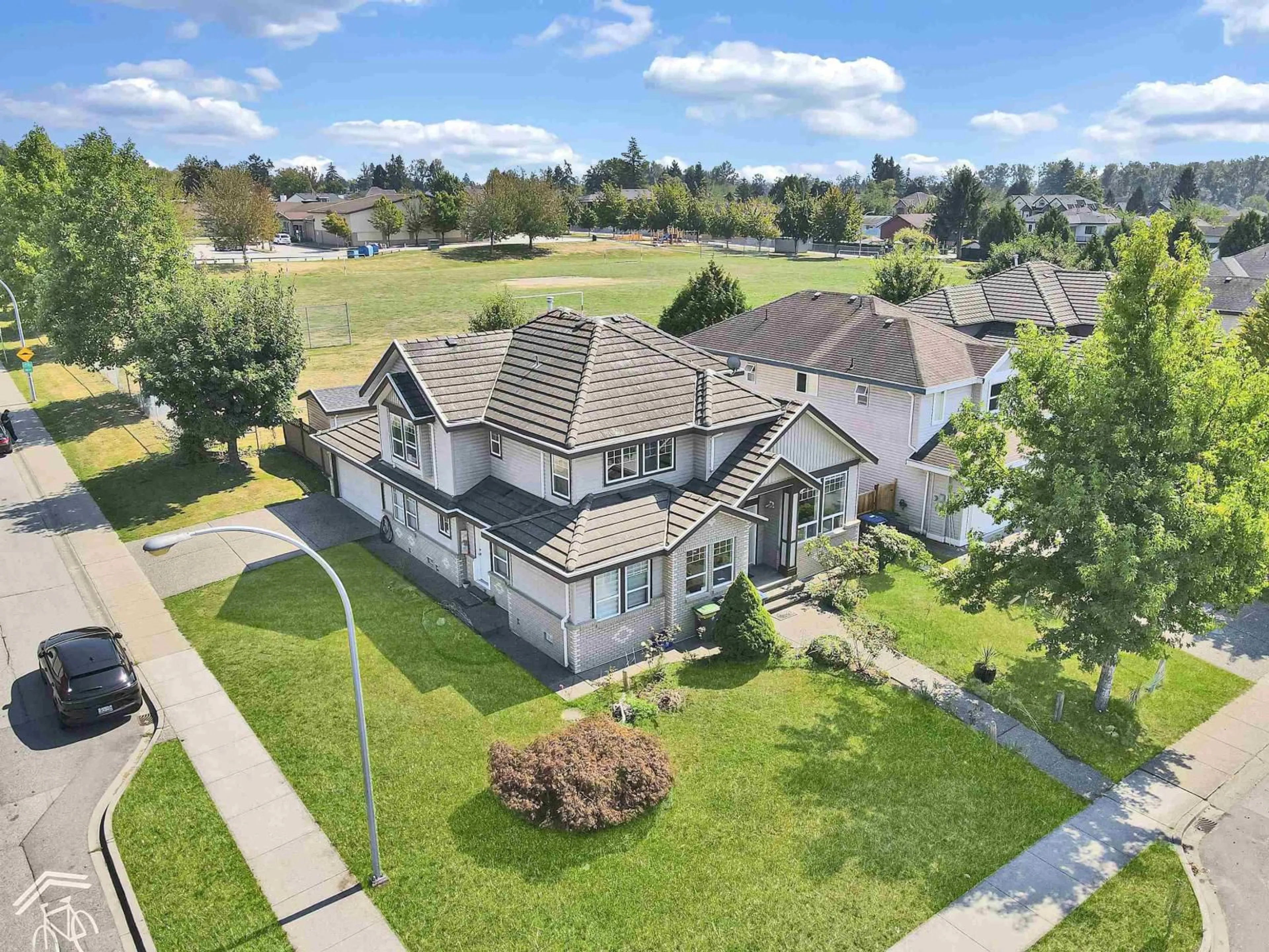 A pic from outside/outdoor area/front of a property/back of a property/a pic from drone, unknown for 9086 137A, Surrey British Columbia V3V7N6