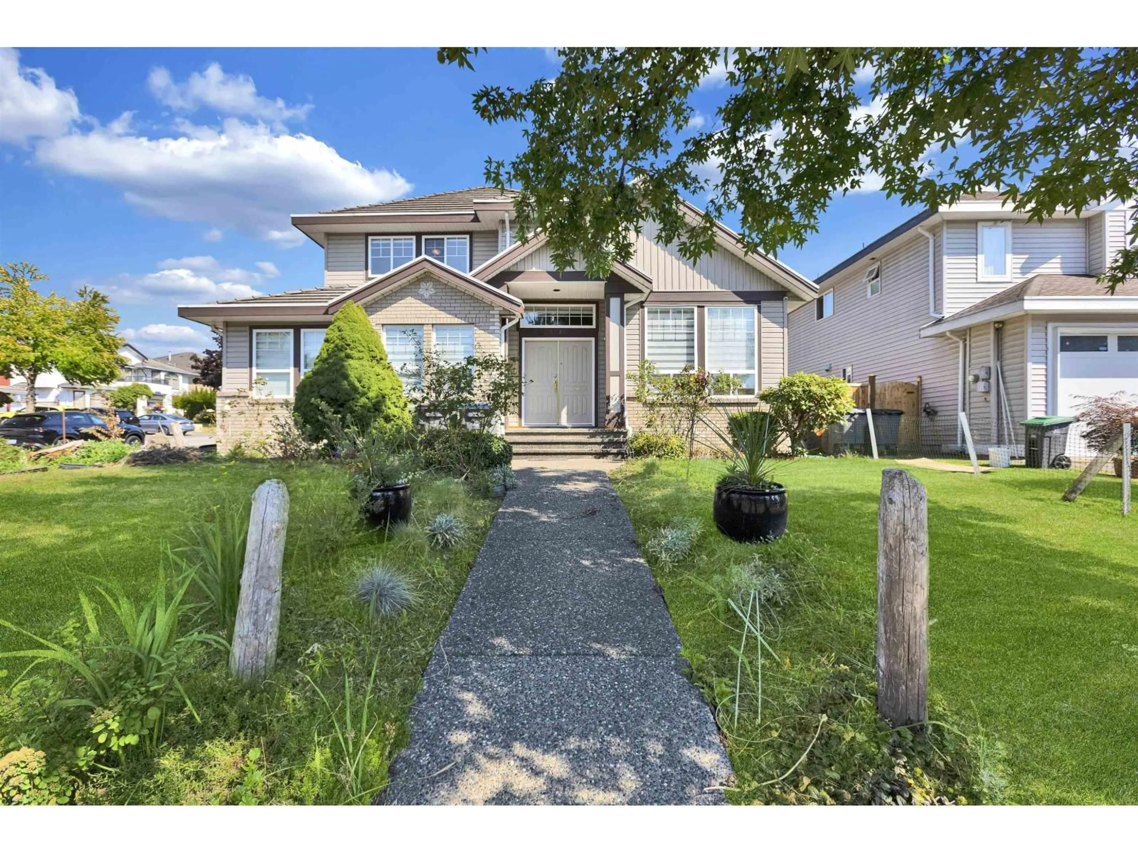A pic from outside/outdoor area/front of a property/back of a property/a pic from drone, street for 9086 137A, Surrey British Columbia V3V7N6