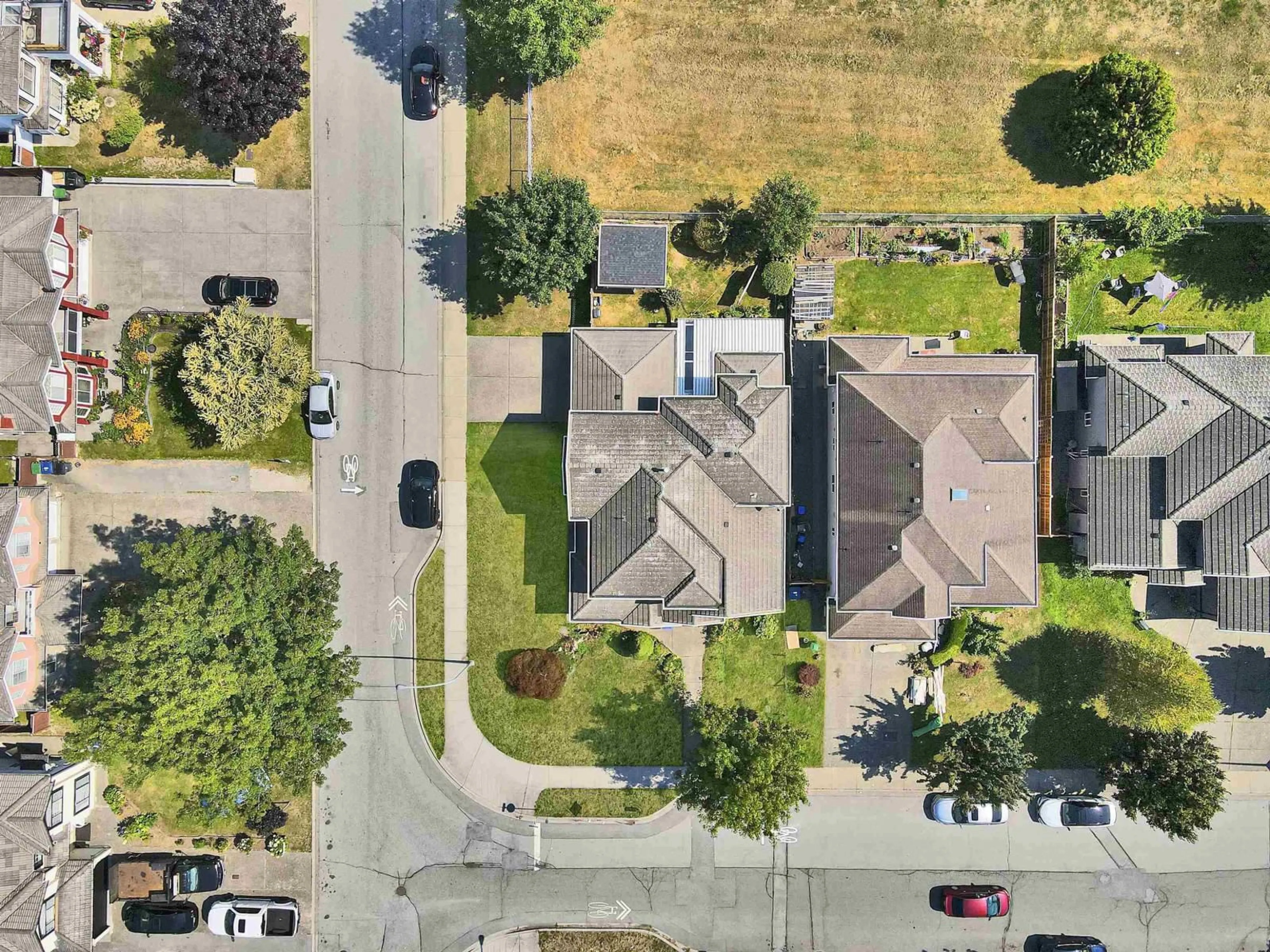A pic from outside/outdoor area/front of a property/back of a property/a pic from drone, street for 9086 137A, Surrey British Columbia V3V7N6