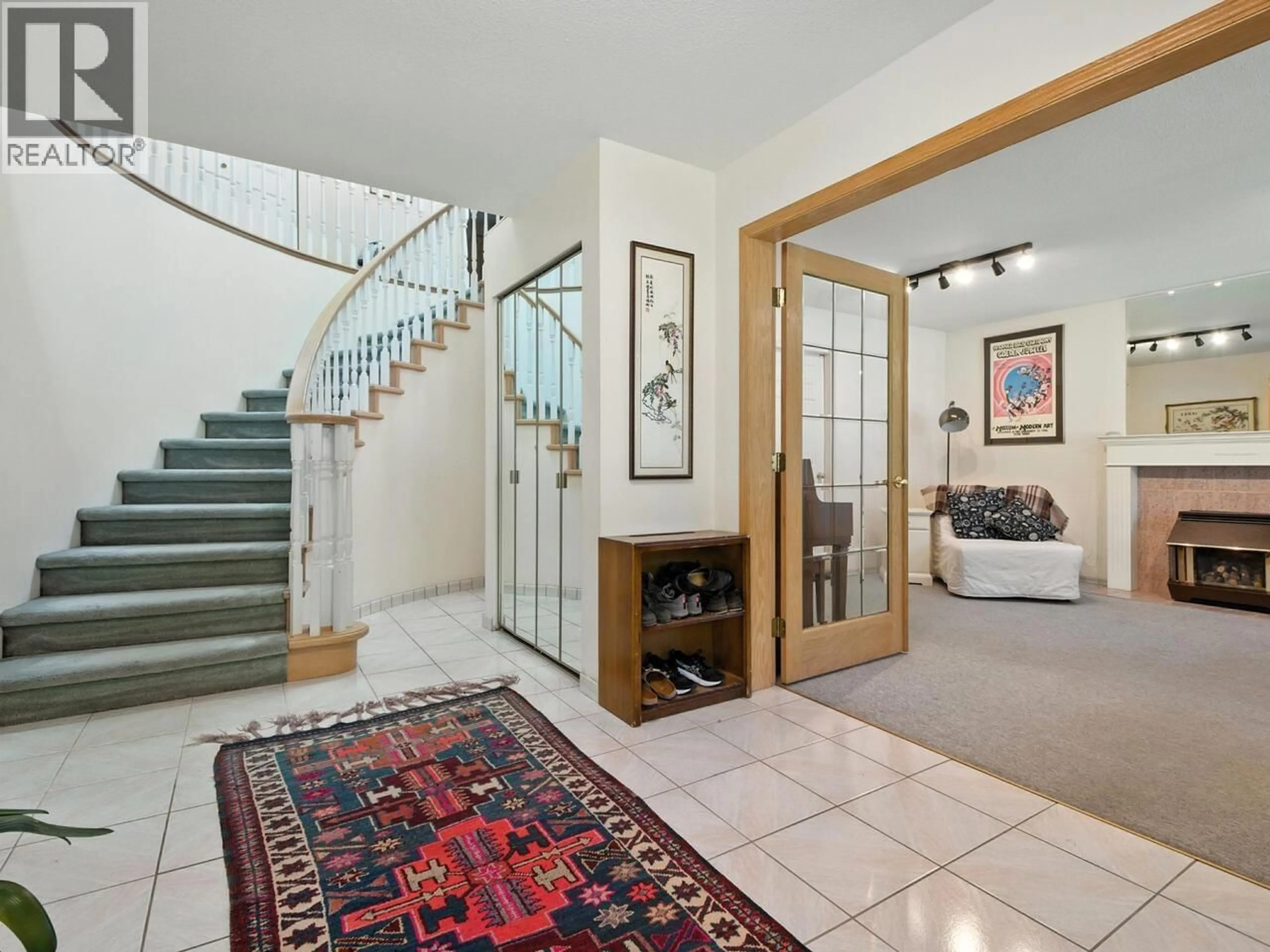 Indoor foyer for 1566 CLIFF AVENUE, Burnaby British Columbia V5A2K2