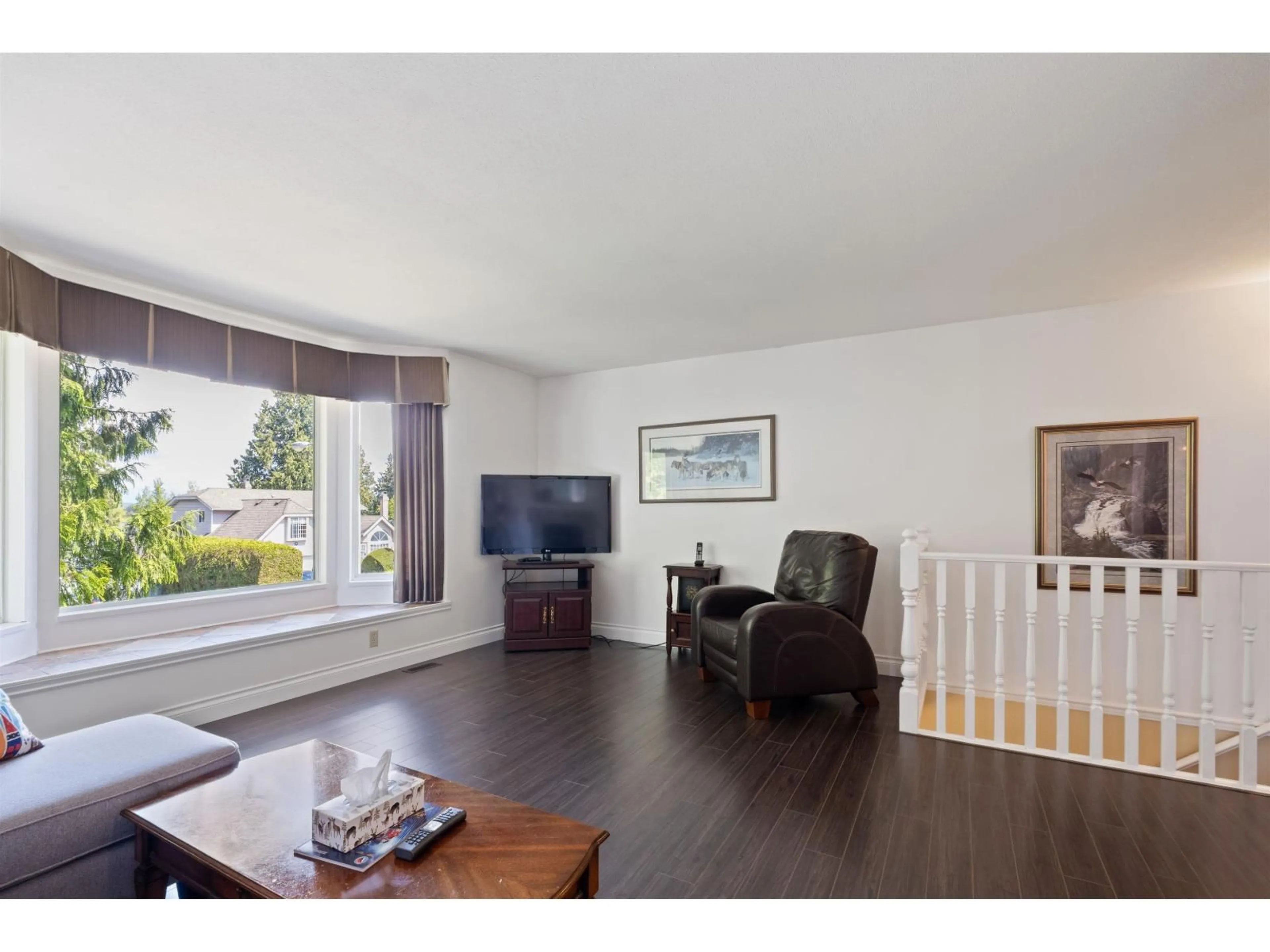 Living room with furniture, wood/laminate floor for 13410 61, Surrey British Columbia V3X1M1