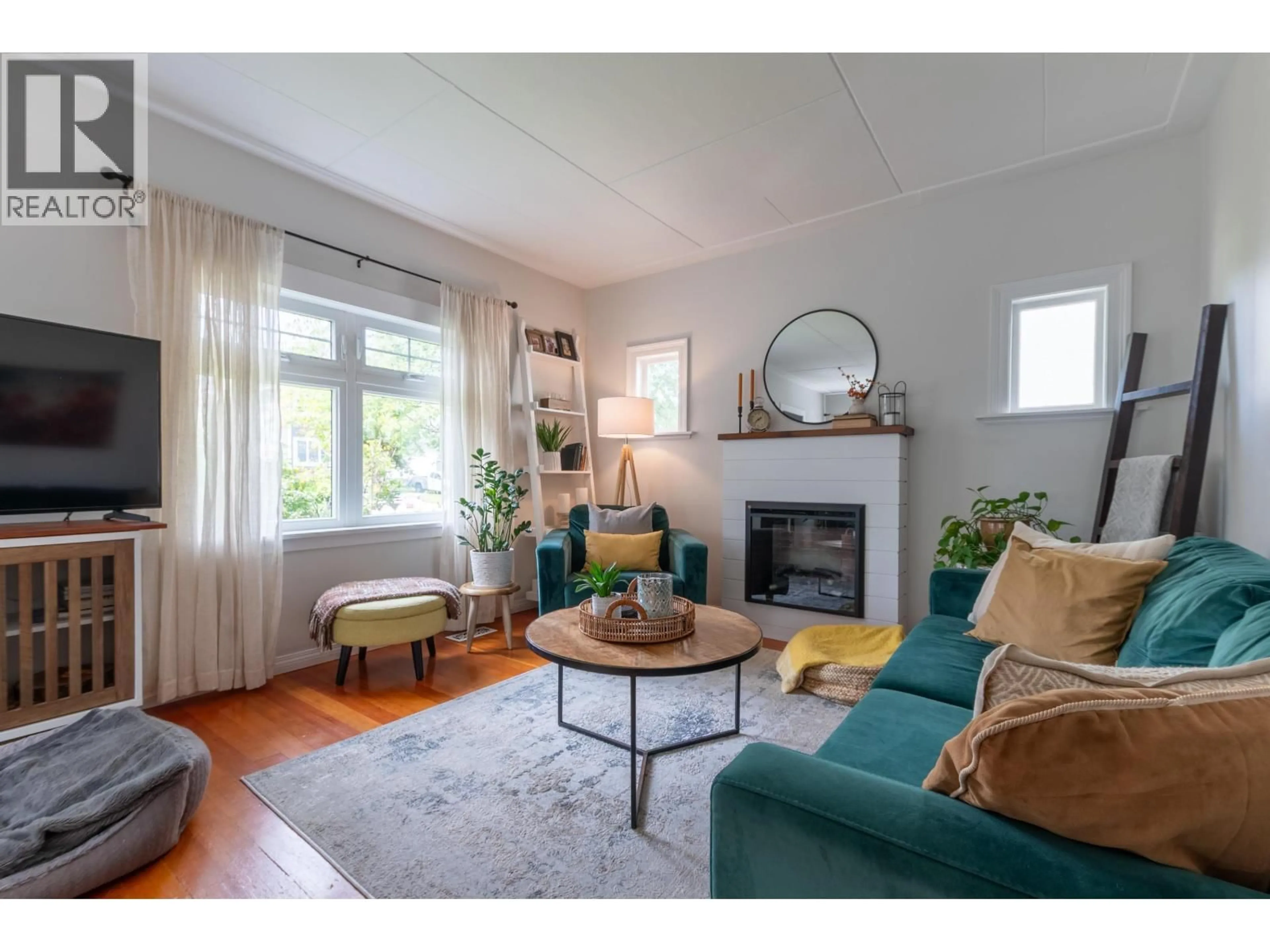 Living room with furniture, wood/laminate floor for 384 BURDEN STREET, Prince George British Columbia V2M2H3