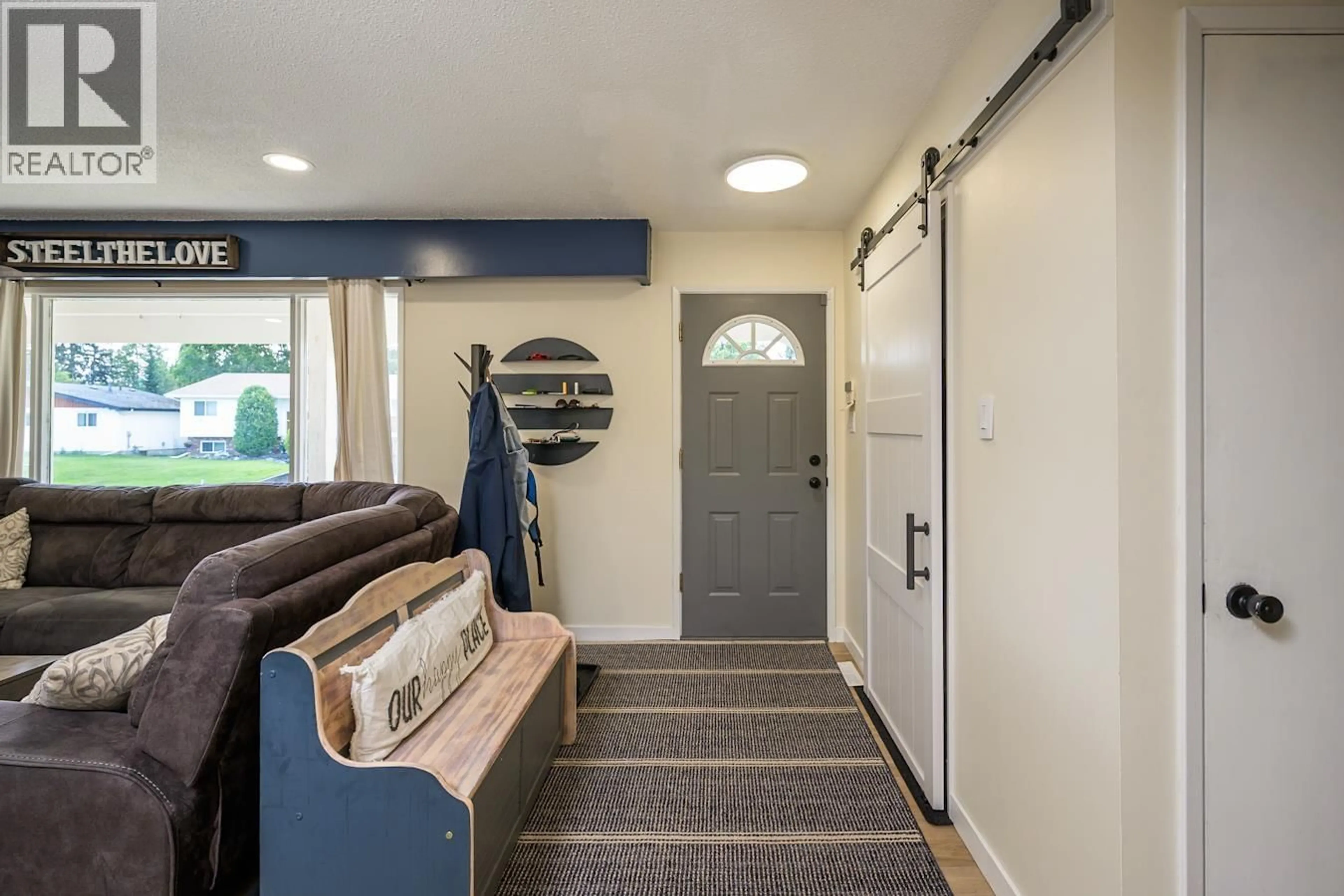 Indoor entryway for 192 MCDERMID DRIVE, Prince George British Columbia V2M4V1