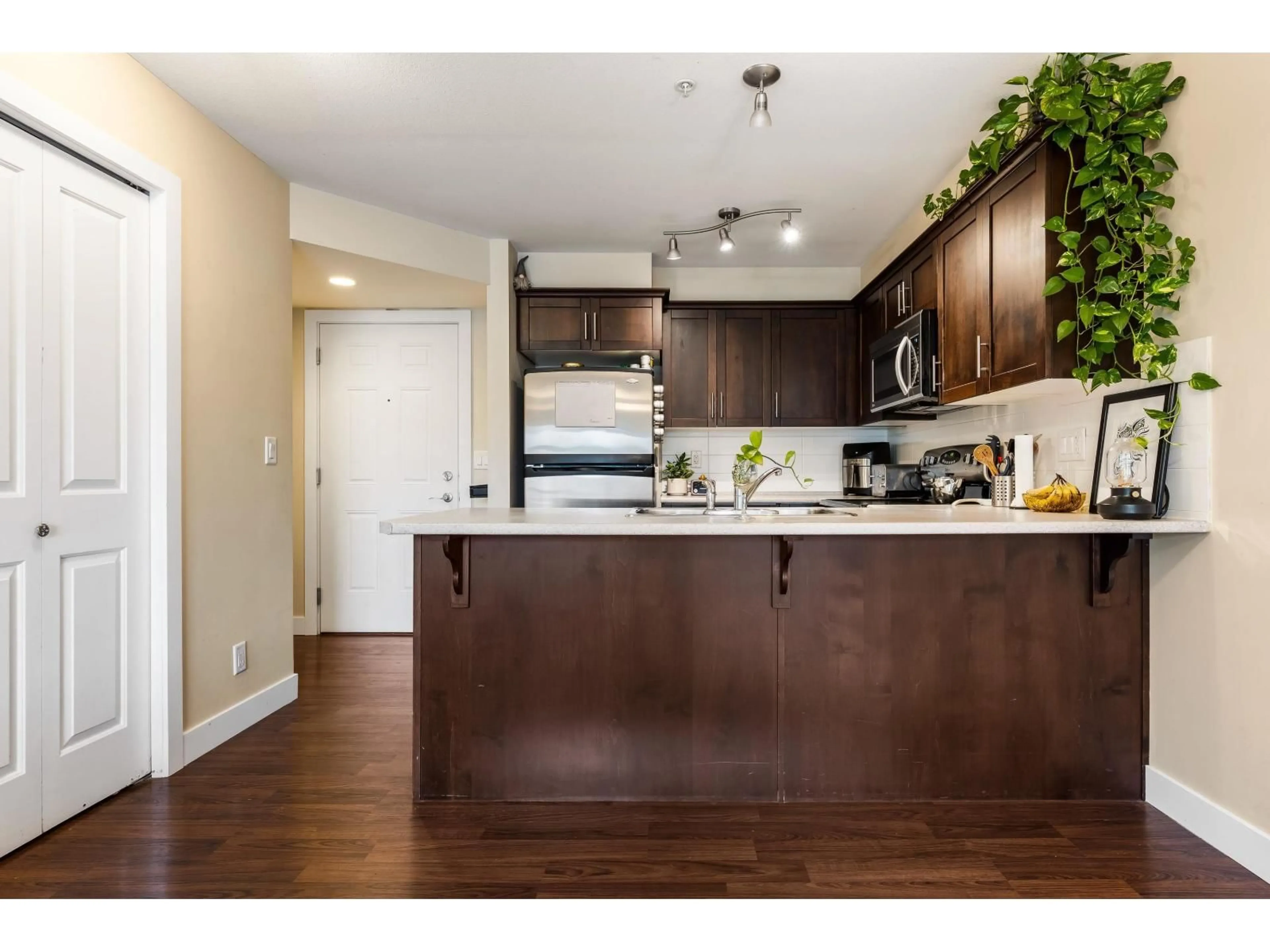 Open concept kitchen, wood/laminate floor for 302 - 46150 BOLE AVENUE, Chilliwack British Columbia V2P0B7