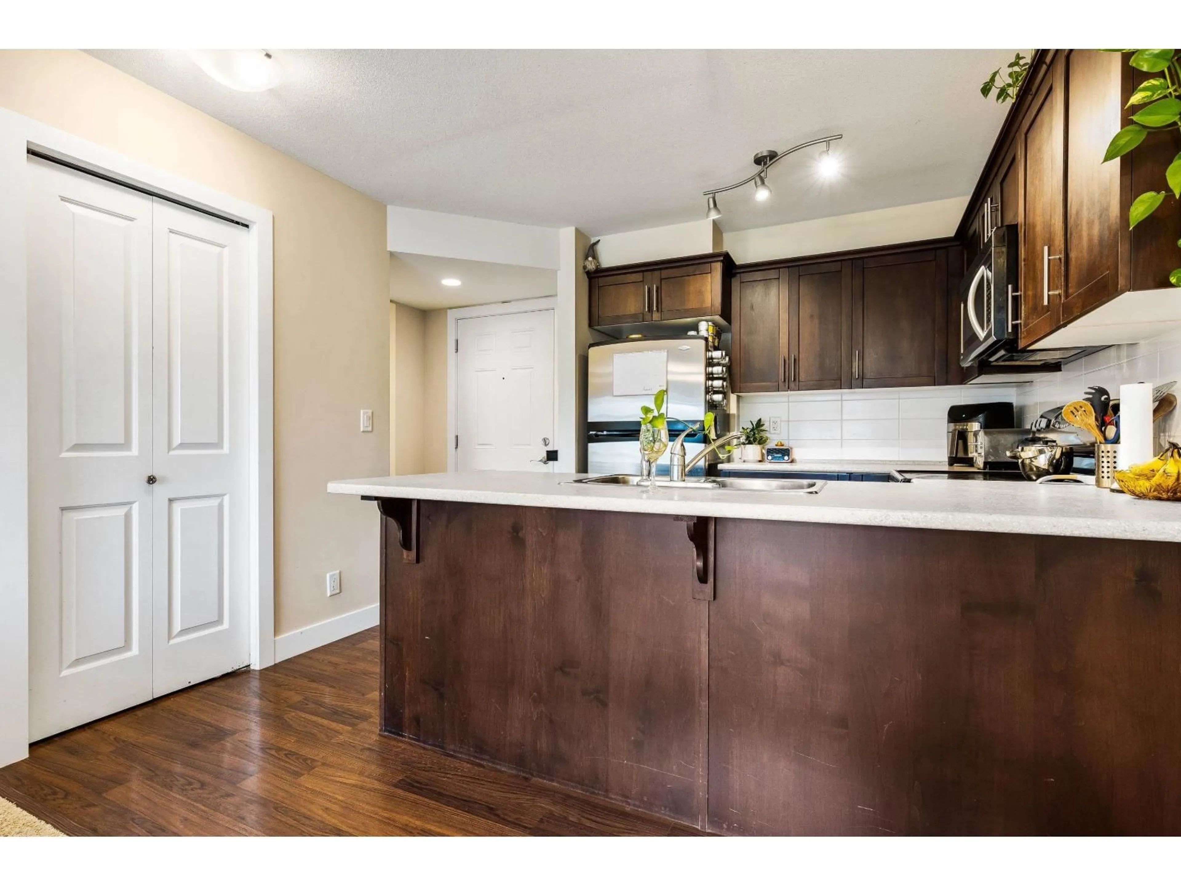 Open concept kitchen, wood/laminate floor for 302 - 46150 BOLE AVENUE, Chilliwack British Columbia V2P0B7