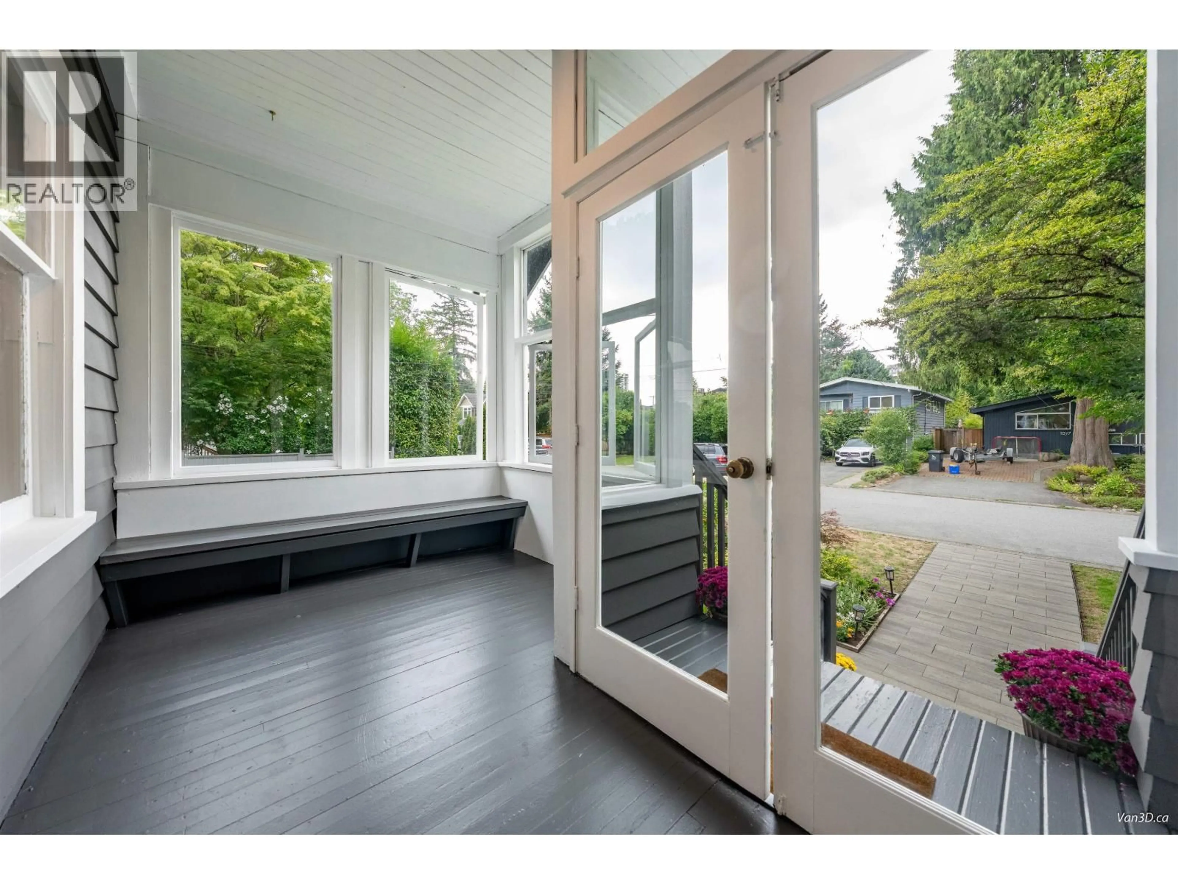 Indoor entryway for 1866 BOWSER AVENUE, North Vancouver British Columbia V7P2Y7