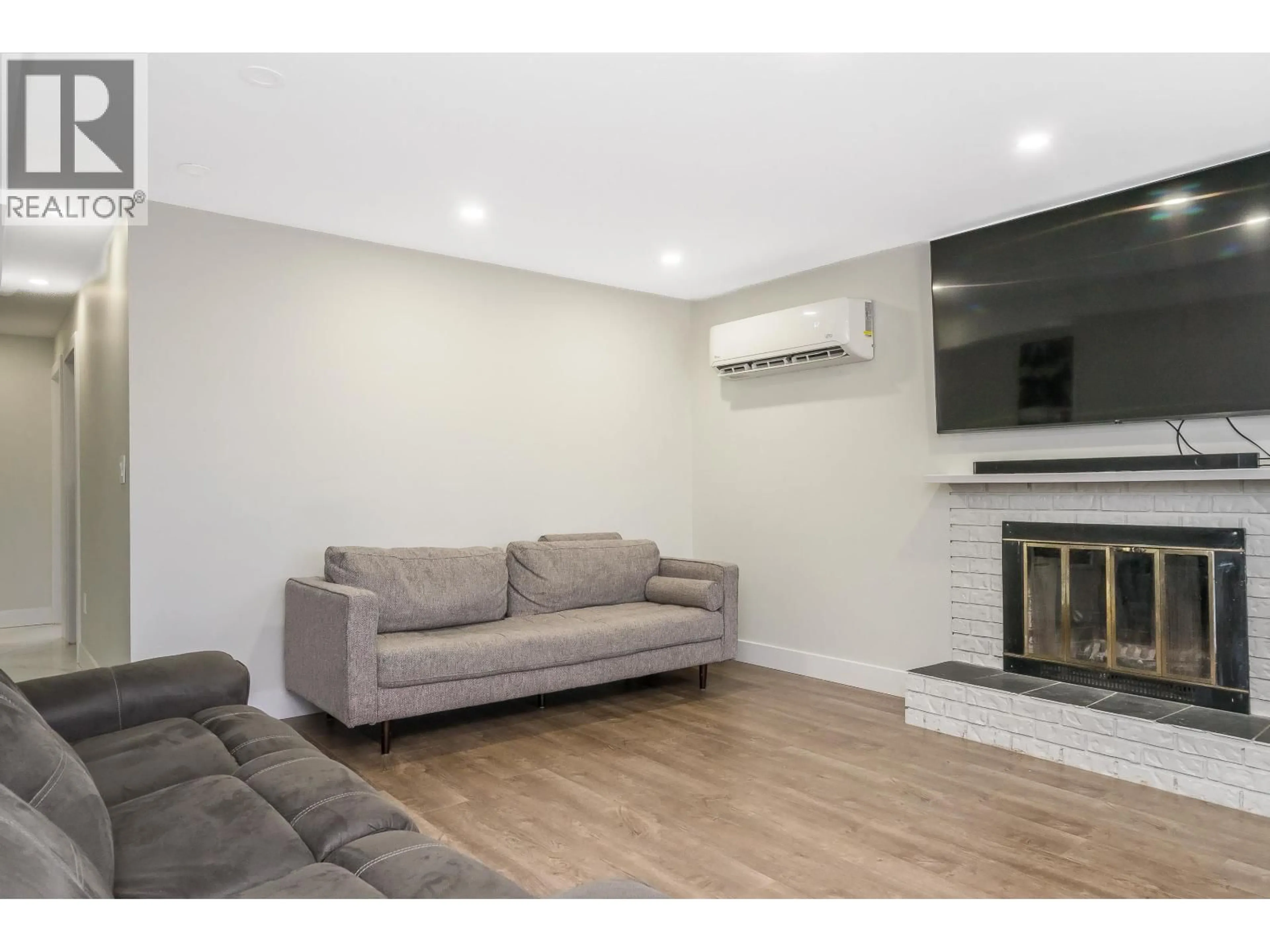 Living room with furniture, wood/laminate floor for 7331 LOMBARD ROAD, Richmond British Columbia V7C3M9